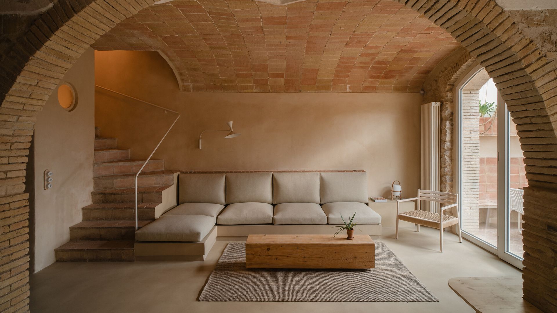 Una cuidada rehabilitación transformó una antigua carpintería del Empordà en una casa contemporánea que no ha olvidado su origen