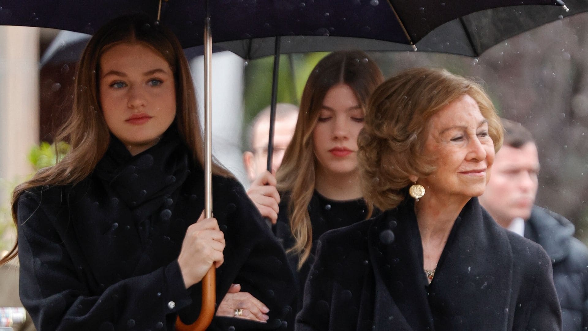 Doña Sofía con la princesa Leonor y la infanta Sofía llegando al funeral