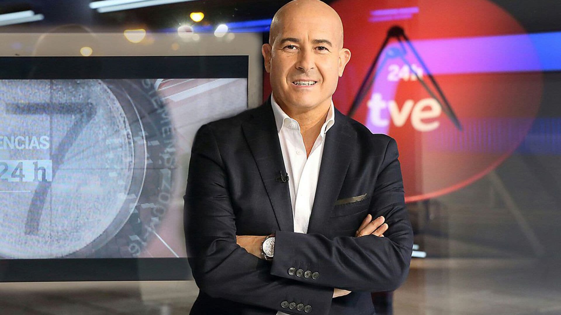 En ¡HOLA!, Andrés Pajares elige a Moisés Rodríguez, presentador del Canal 24 Horas, como 'padrino' de boda