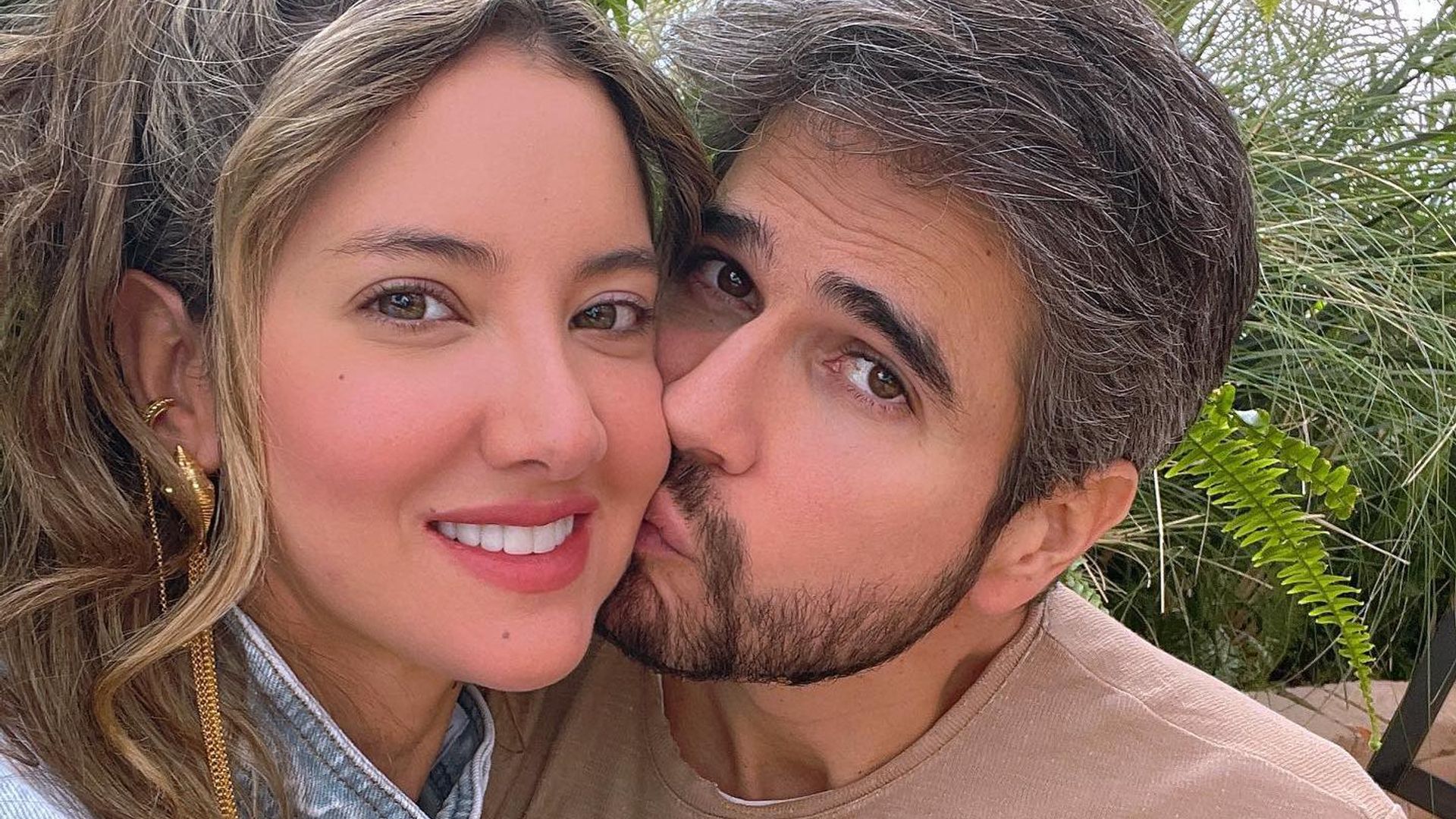 Daniella Álvarez, de lo más enamorada en el cumpleaños de Daniel Arenas