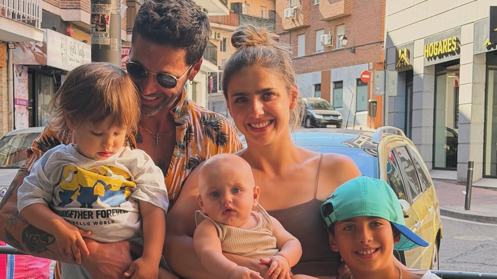 Matías Novoa y Michelle Renaud con sus hijos Milo, Milán y Marcelo.