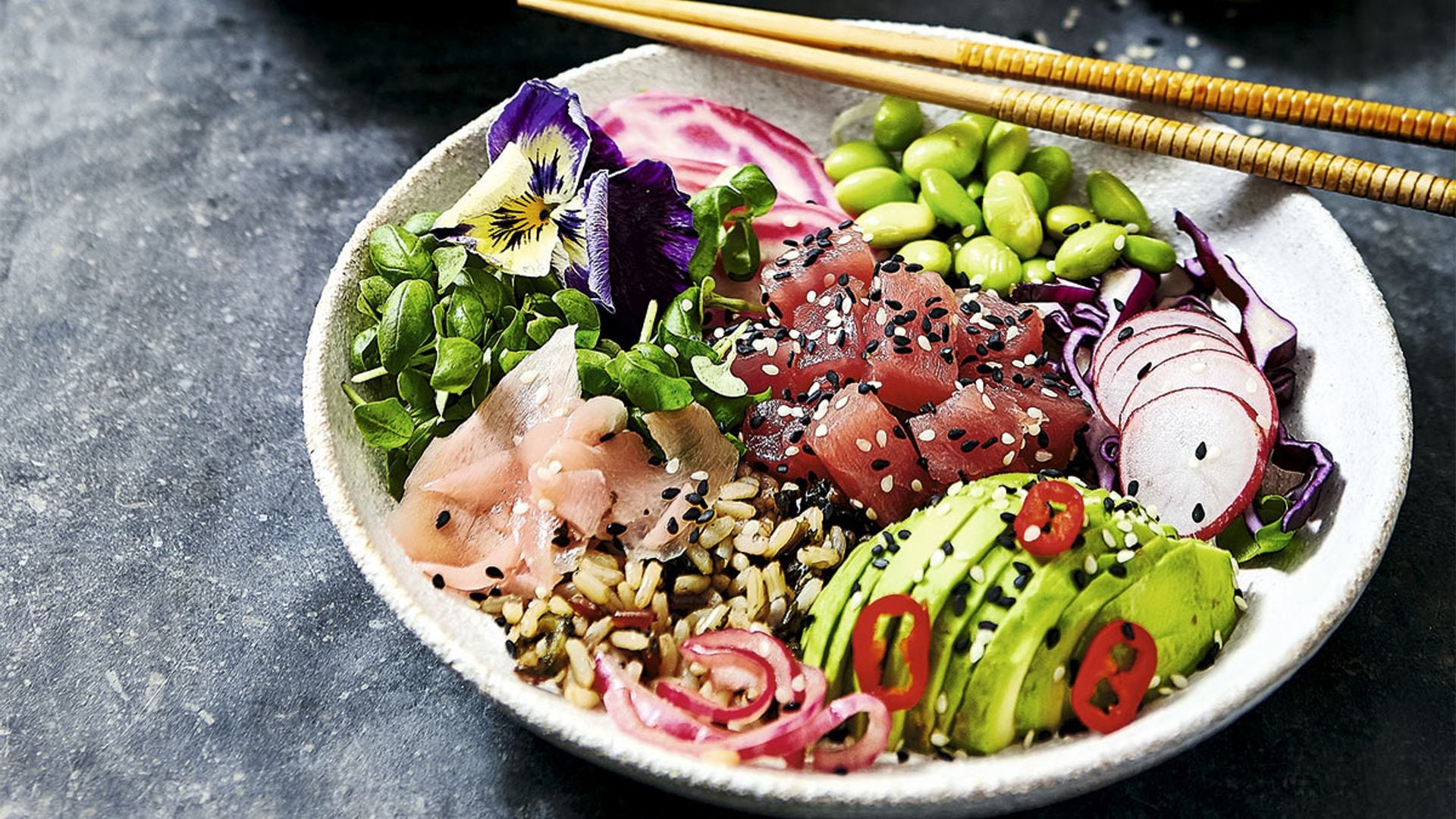 'Poke bowl' de atún rojo, aguacate y edamame