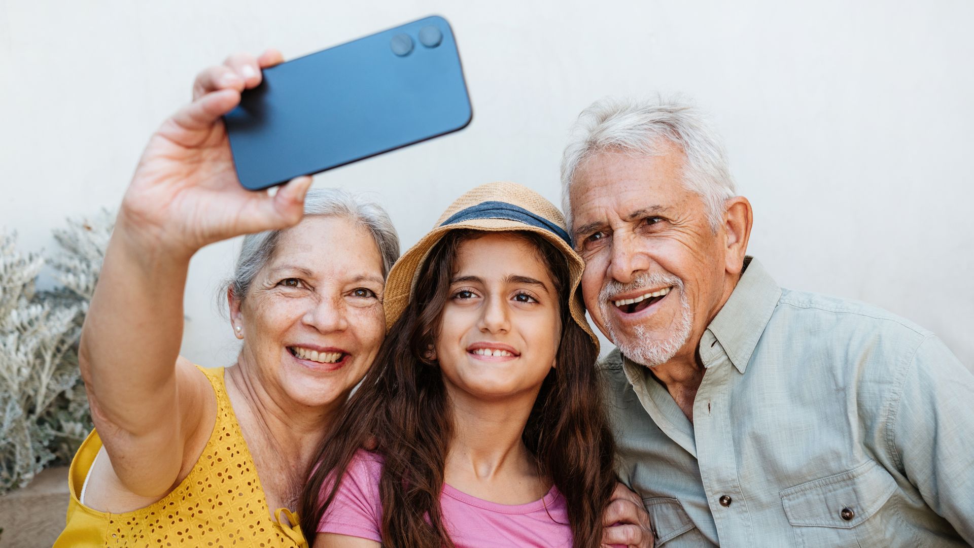 Abuelos se hacen un selfie con su nieta