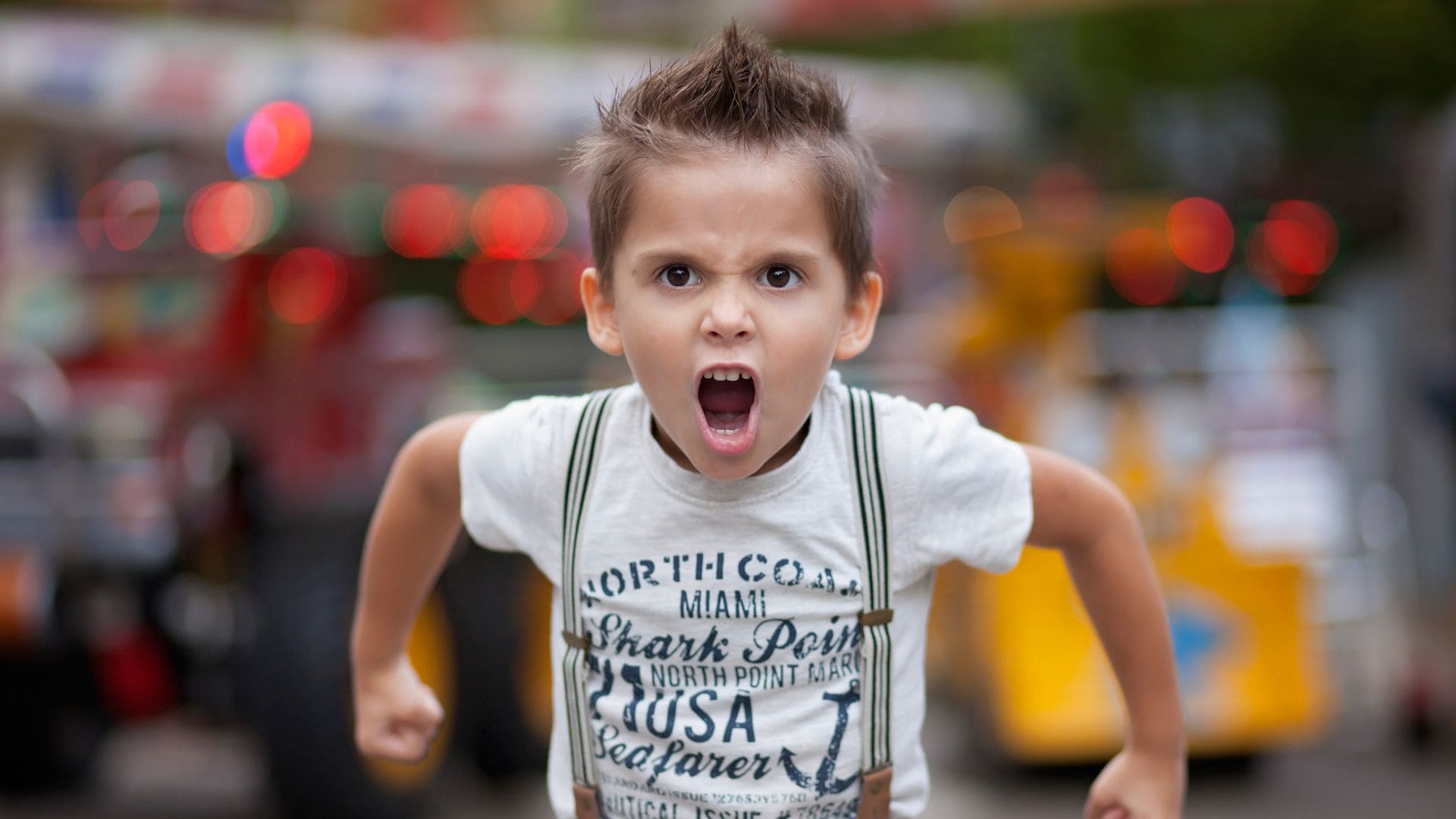 Niño pequeño enfadado