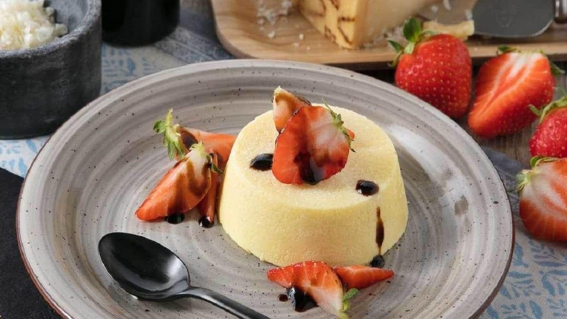 Pudín salado con queso Grana Padano y fresas