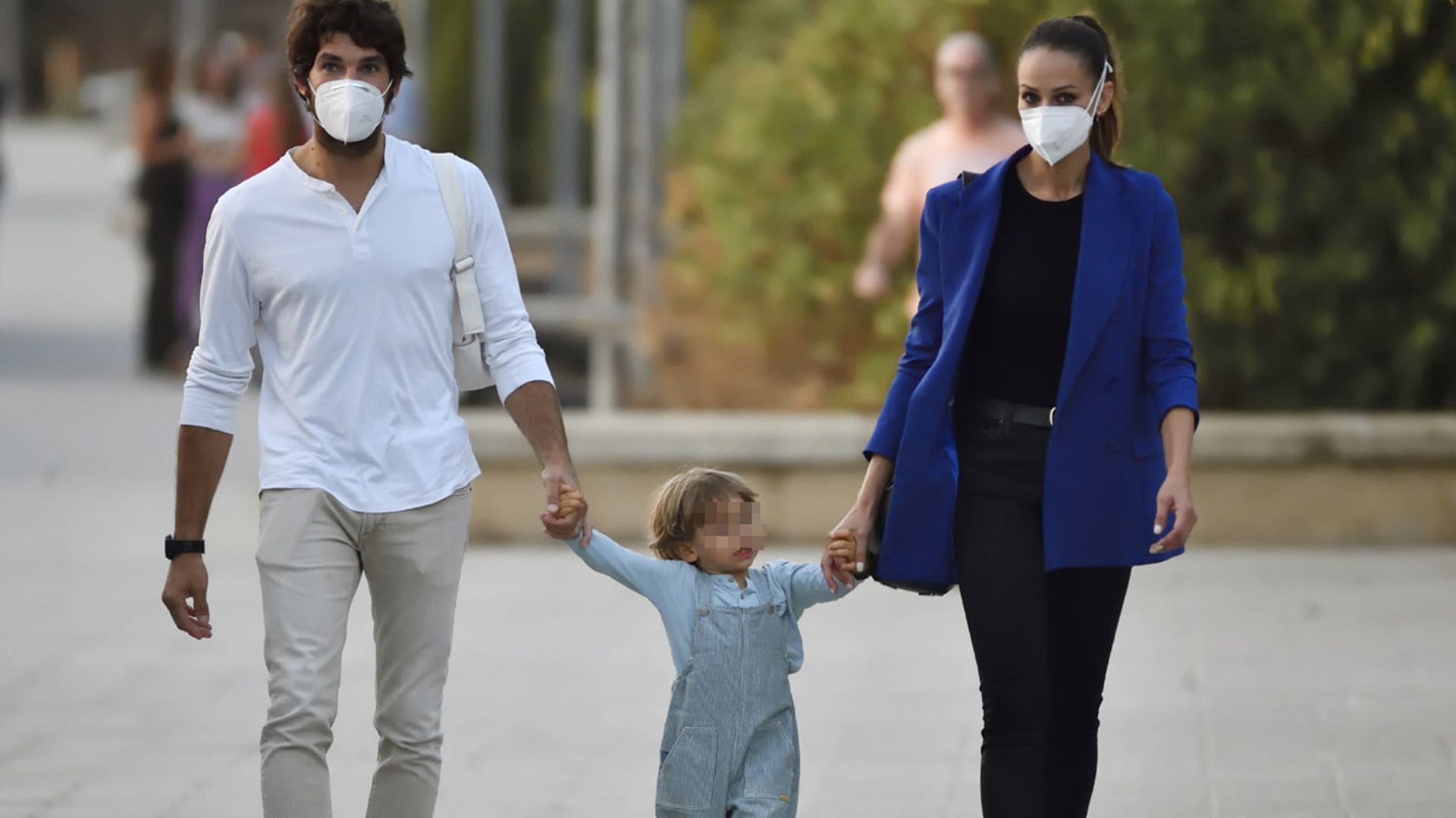 Excursión familiar al acuario: Eva González y Cayetano Rivera se divierten con su hijo