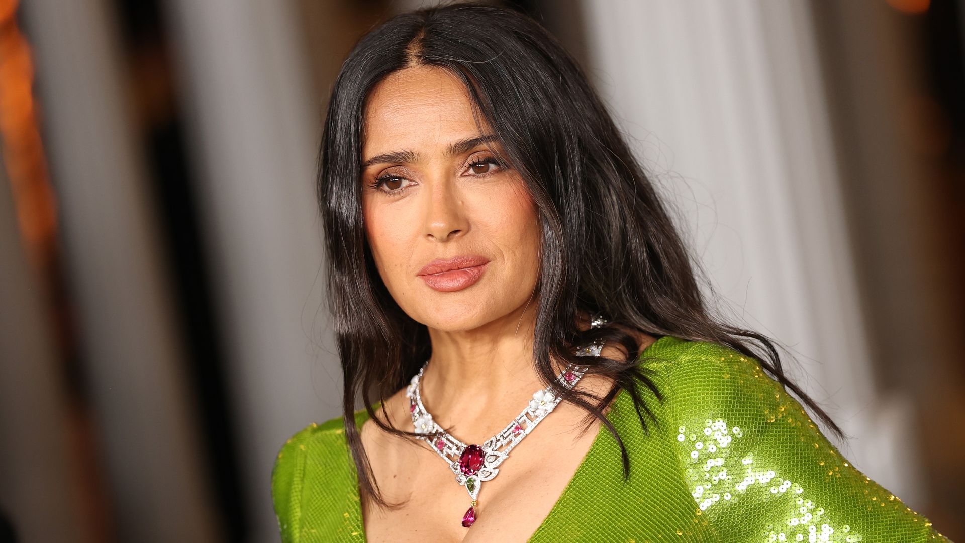 Salma Hayek con vestido verde de lentejuelas, collar de rubíes y diamantes y el pelo suelto en la LACMA Art + Film Gala en Los Ángeles
