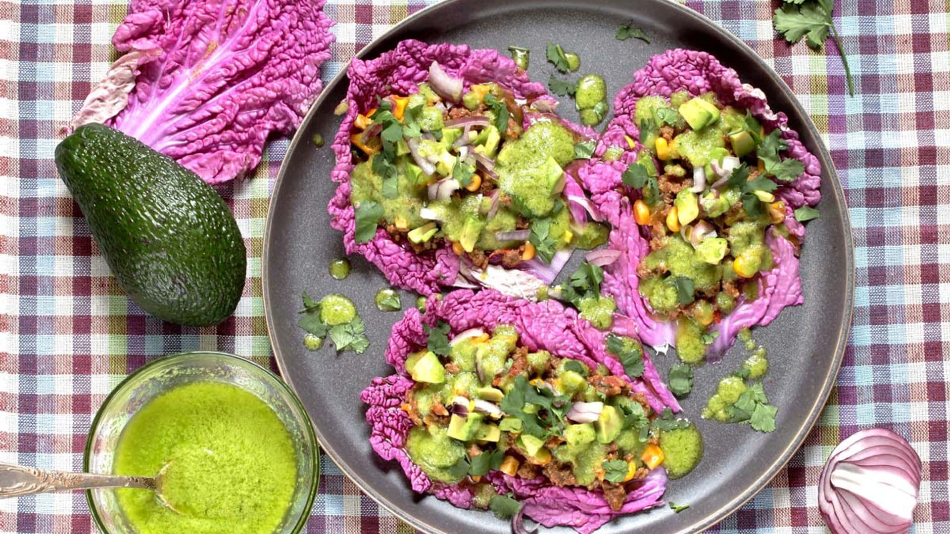 Tacos de repollo morado con aguacate y carne picada
