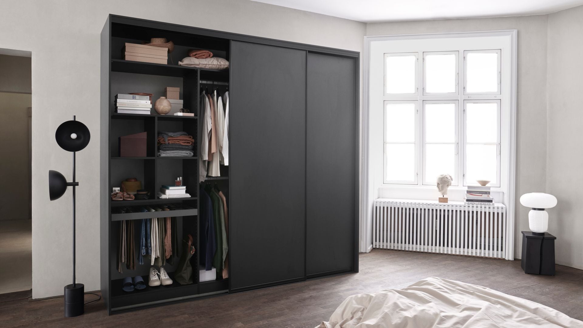 10 armarios para dormitorios tan prácticos que no echarás de menos un vestidor
