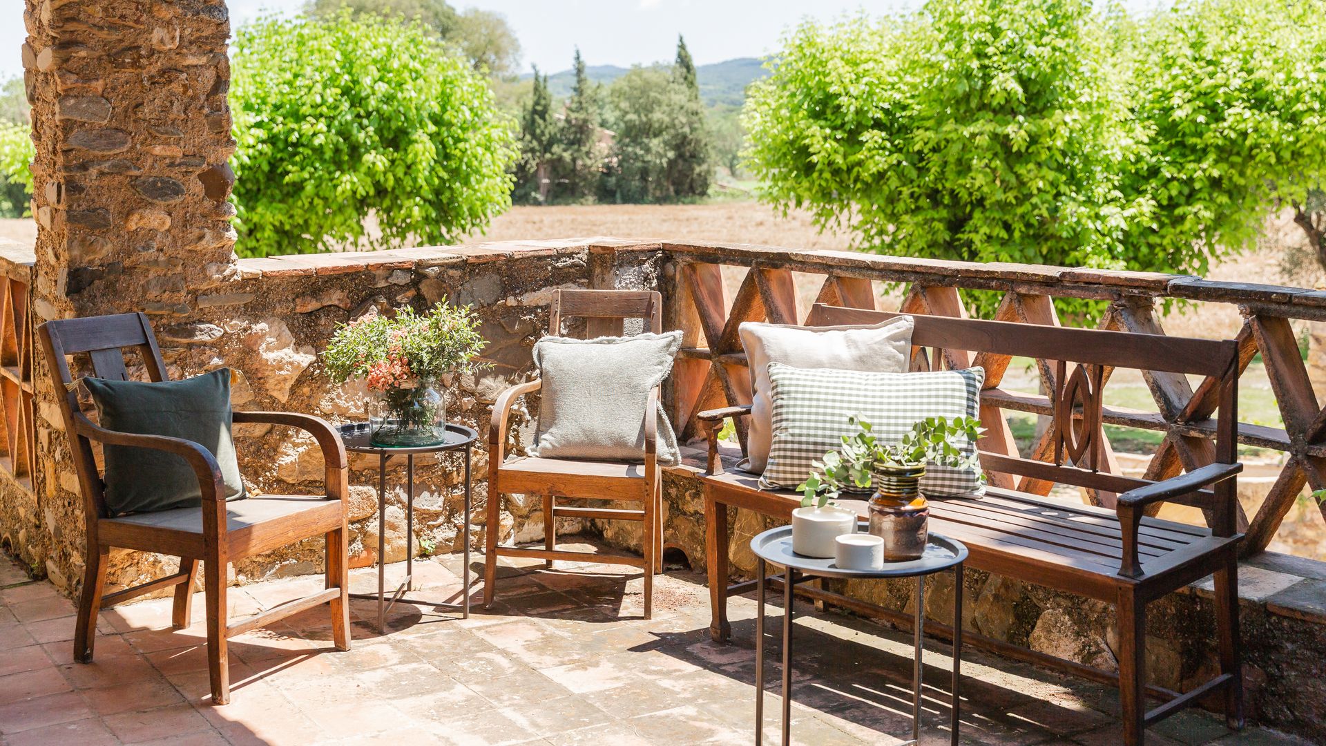 Adiós sofá: 11 ideas para transformar tu terraza en el salón más deseado de la casa  