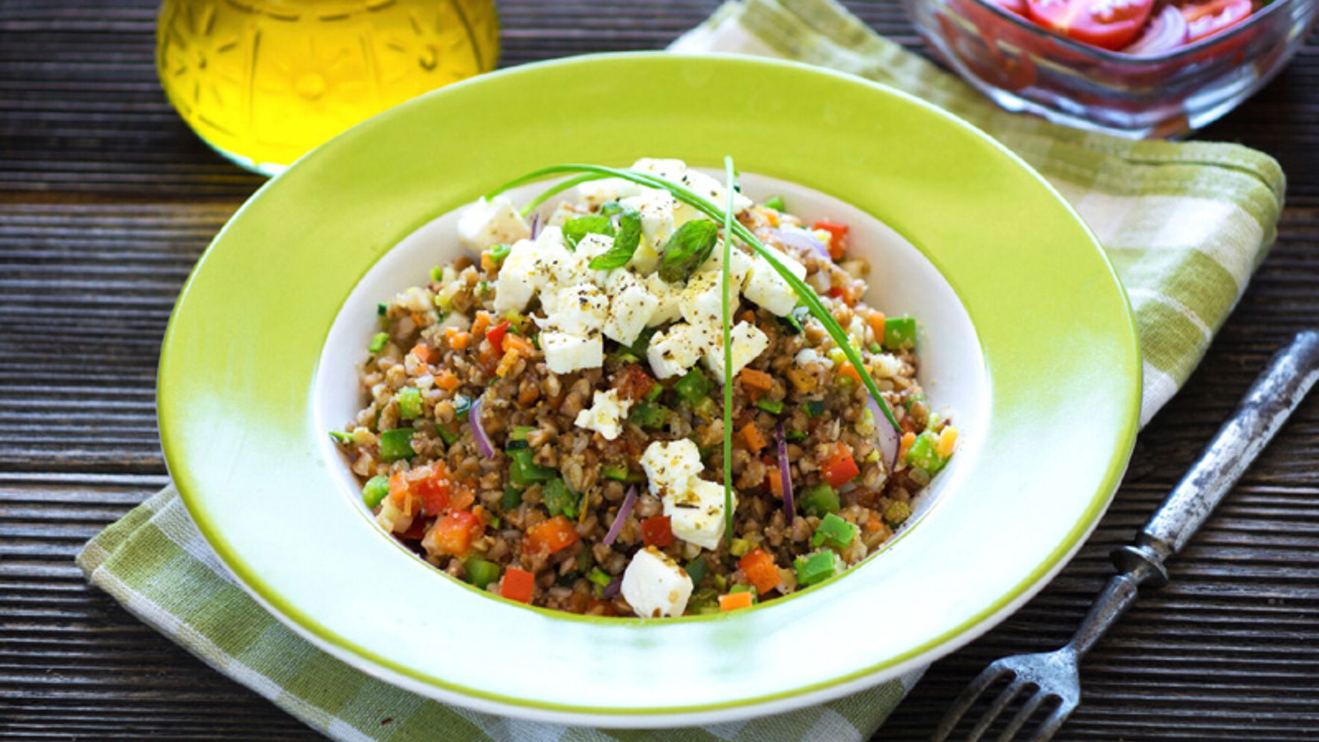 Ensalada de amaranto y trigo sarraceno con verduras y queso feta