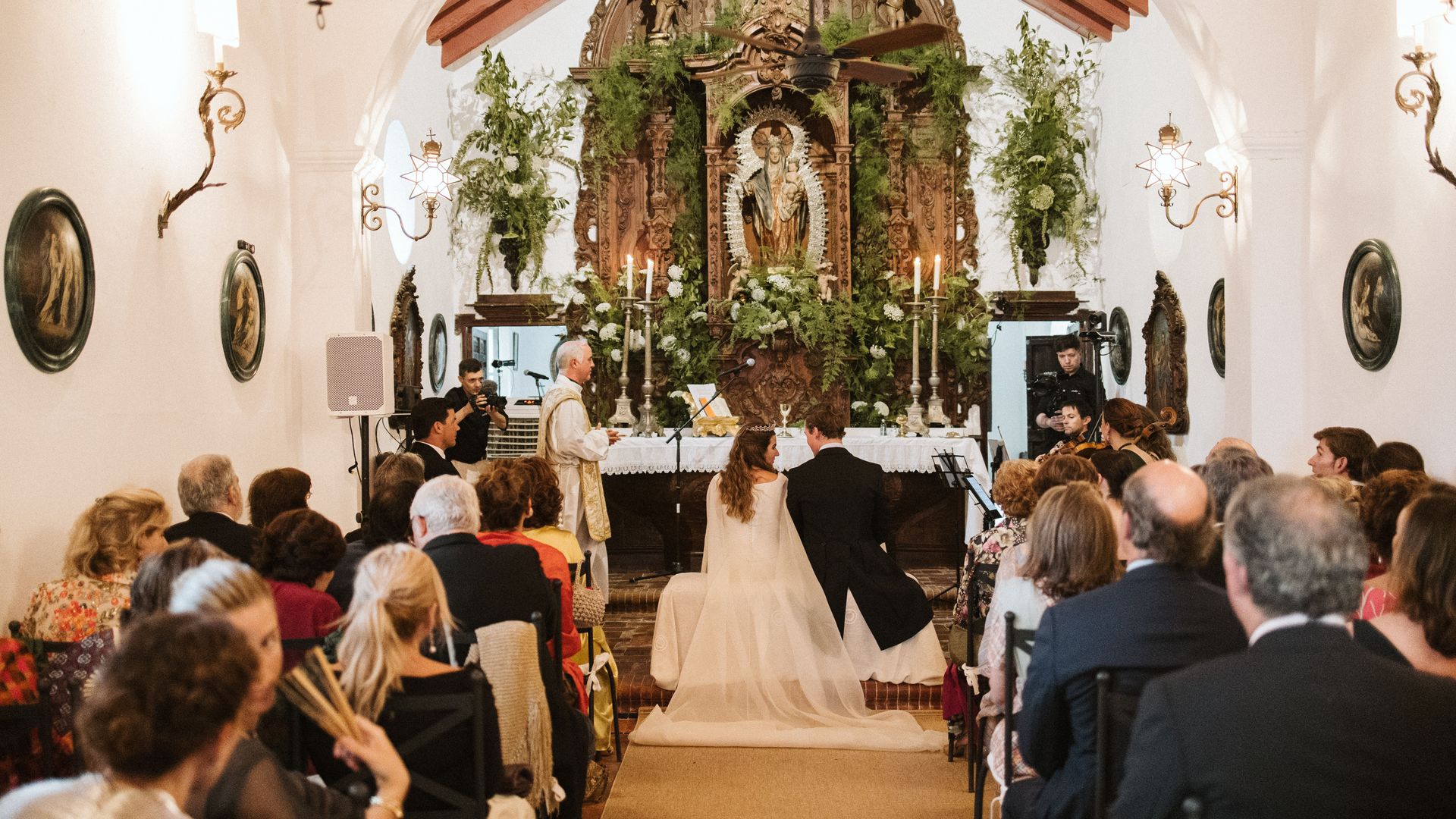 Los novios con el padre Ignacio Jiménez Sánchez-Dalp, en la capilla de la hacienda familiar