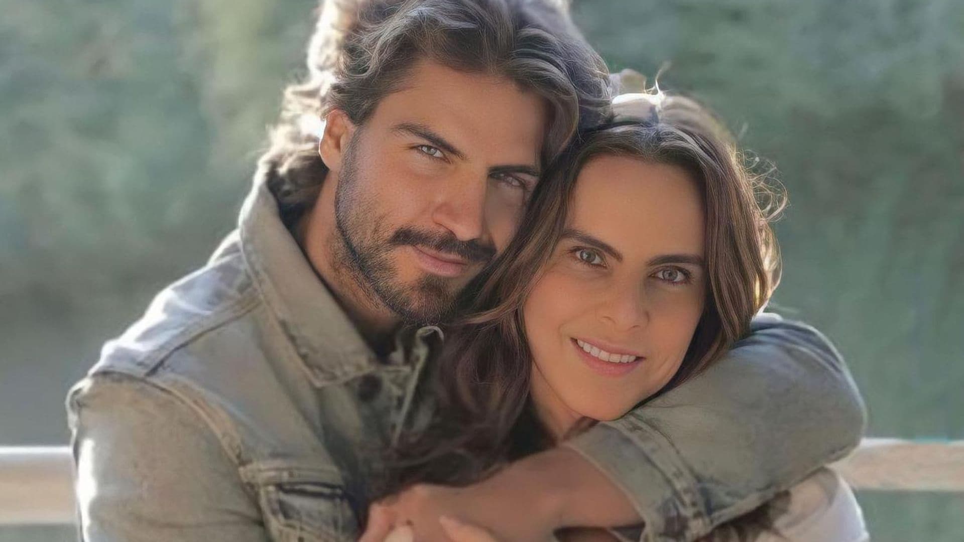 Kate del Castillo y Maxi Iglesias nos llevan entre el amor y el deseo en ‘Volver a Caer’