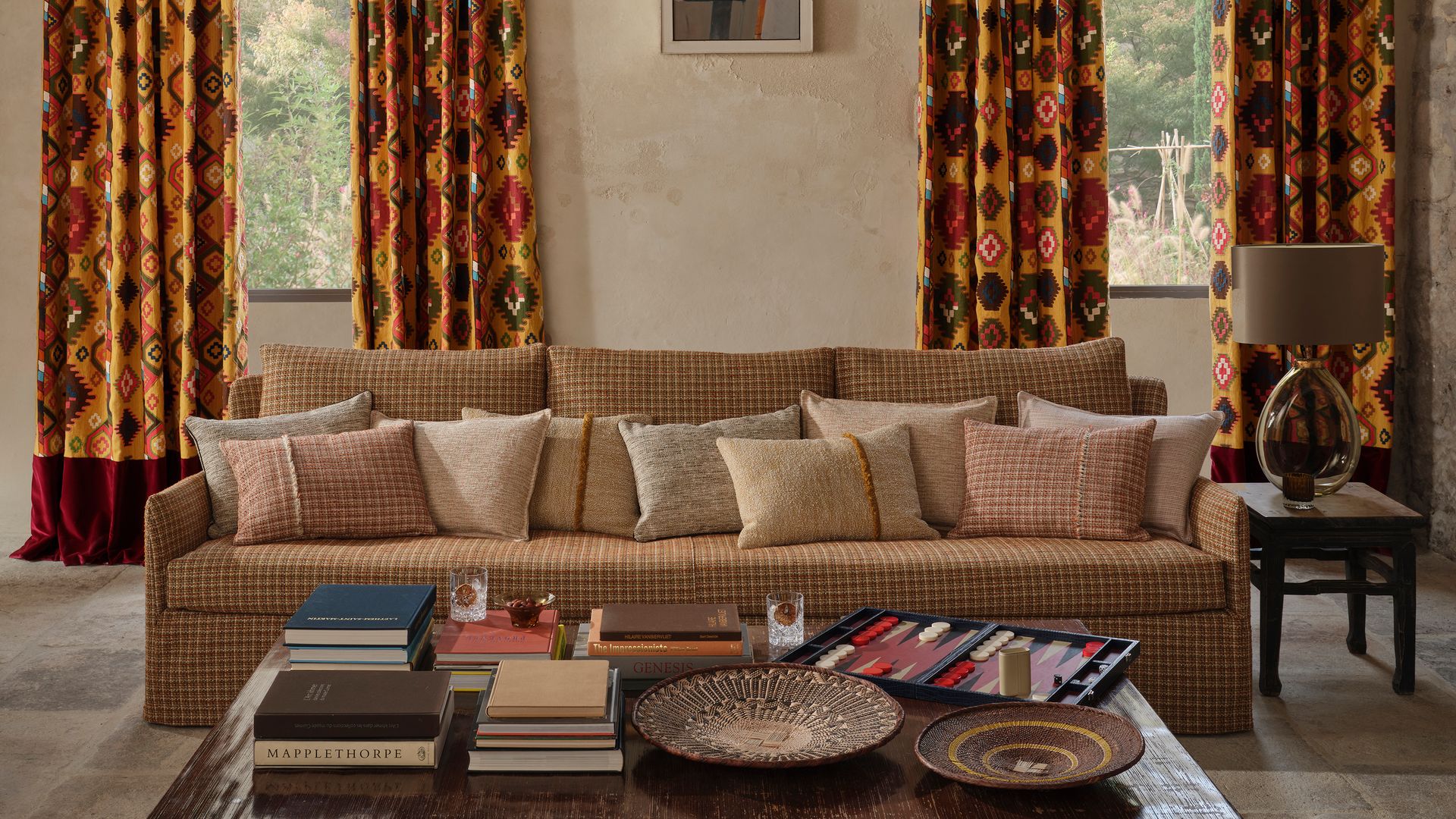 Salón con cortinas estampadas