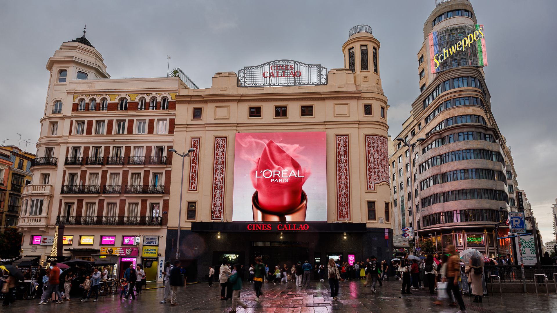 Plano general de los Cines Callao desde fuera