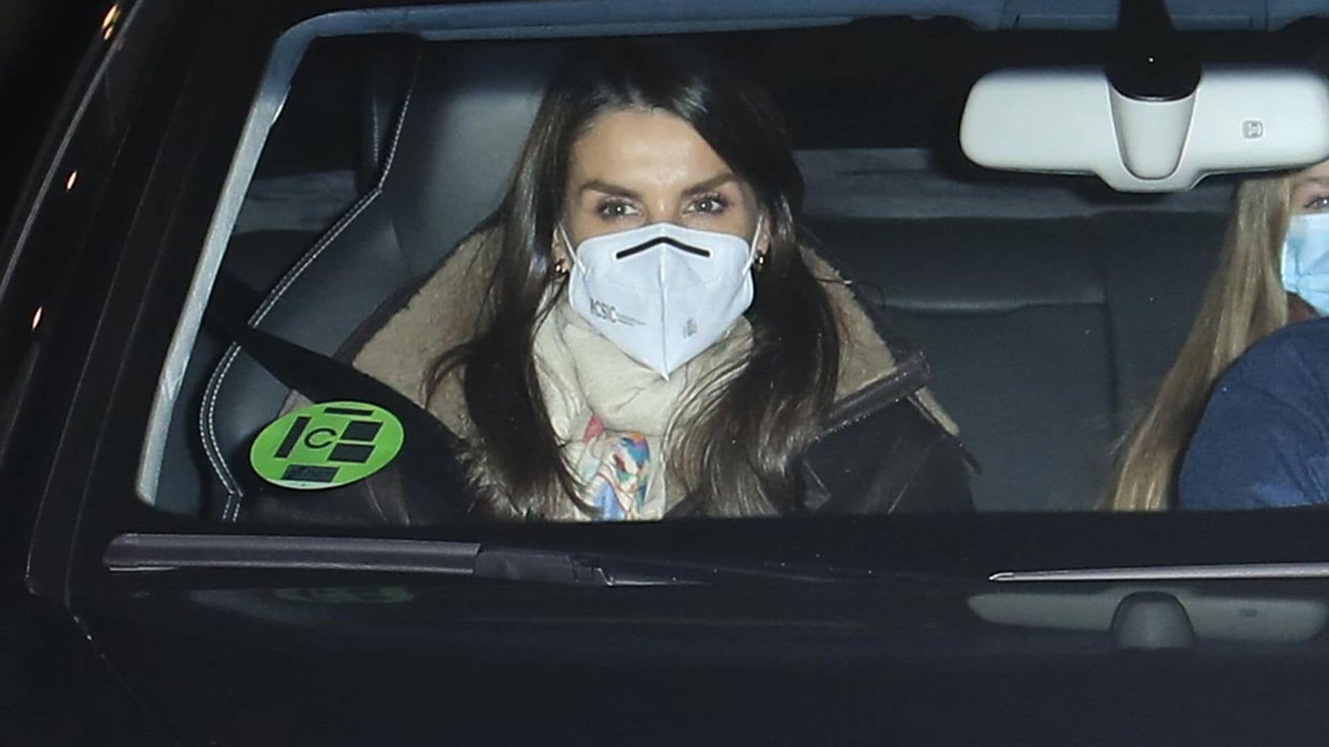 Un abrigo de doble faz, la mejor apuesta de doña Letizia para hacer frente al frío con estilazo