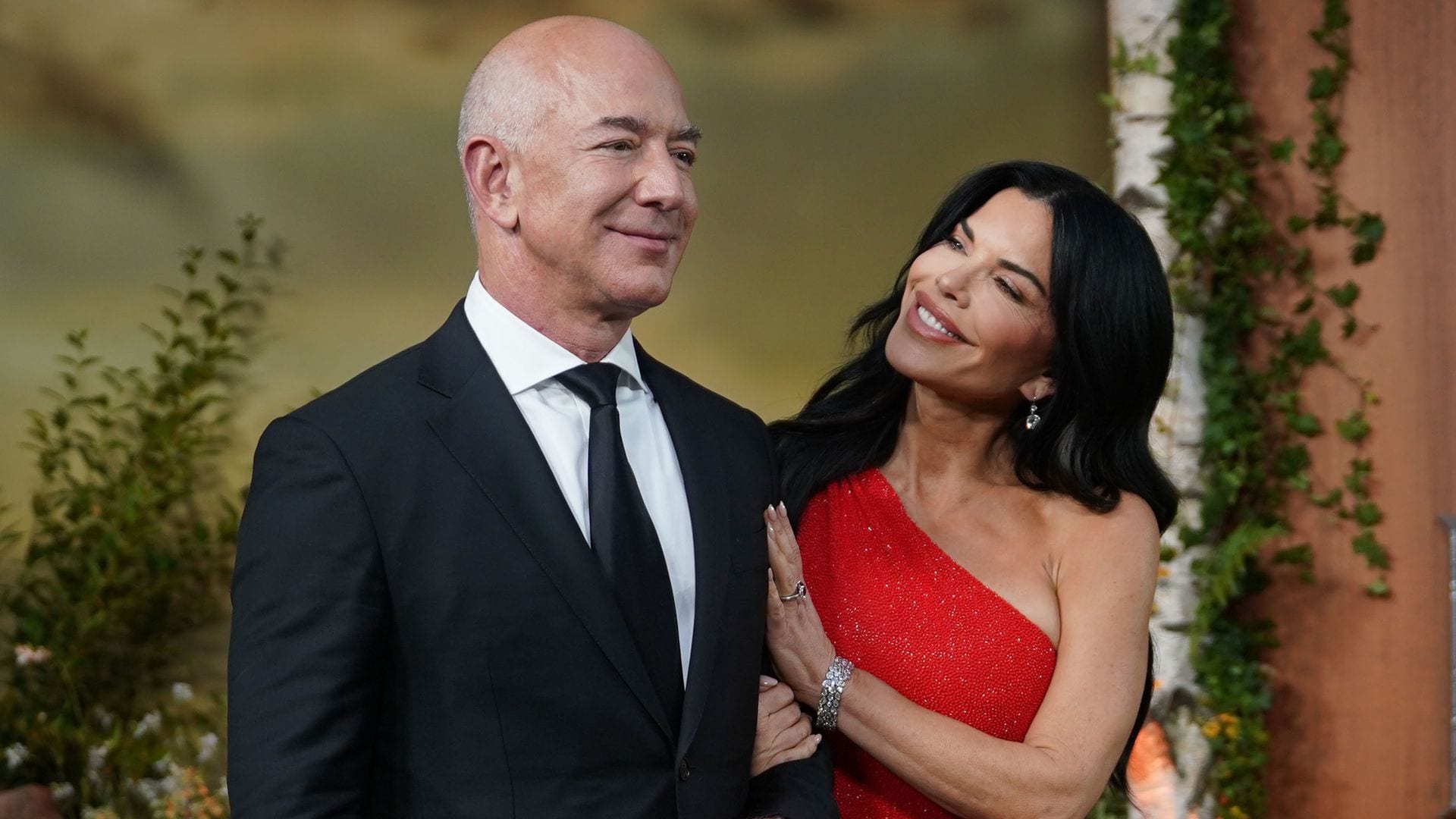 EXCLUSIVA: Nuevos detalles de la despedida de soltero de Jeff Bezos en Madrid: 'Saltaron en los sofás'