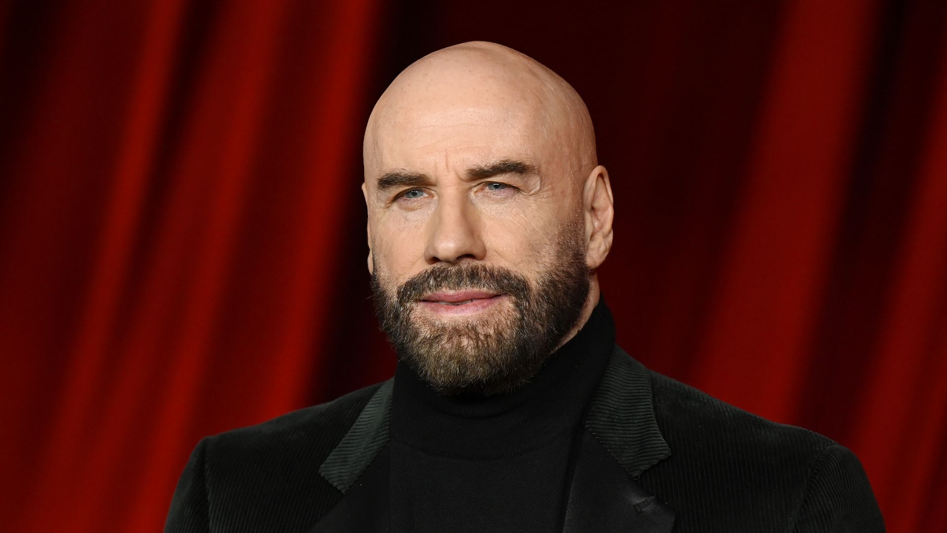 John Travolta sorprende a los fans de 'Grease' transformándose en Danny Zuko ¡tupé incluido!