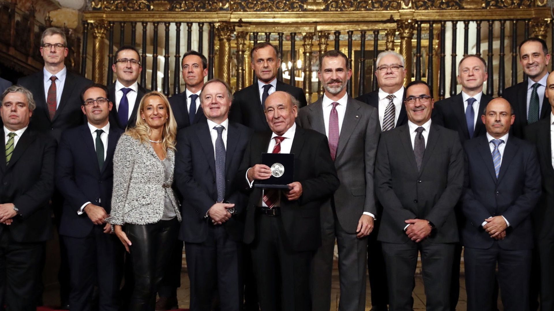 El rey Felipe en el Monasterio de las Huelgas de Burgos junto a José Antolin y el comité de Dirección del Grupo Antolin