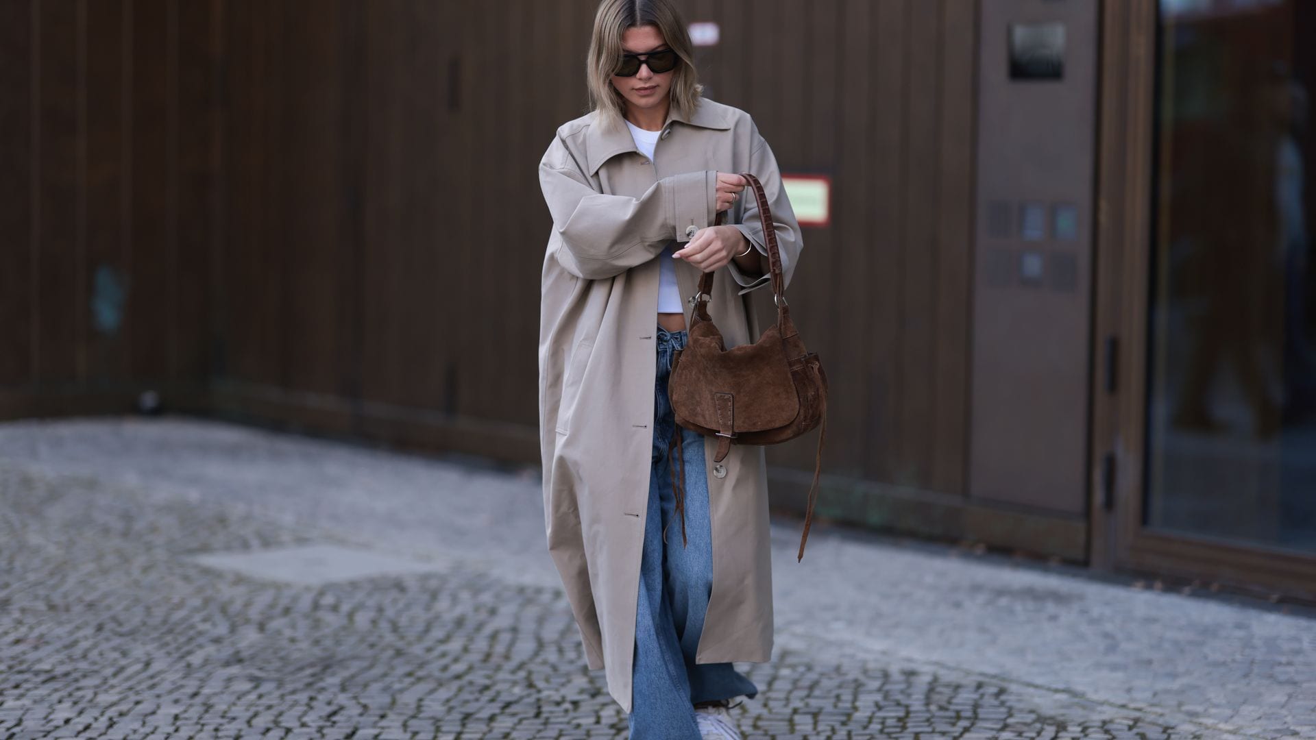 11 looks con zapatillas cómodas para disfrutar tu Semana Santa en el norte