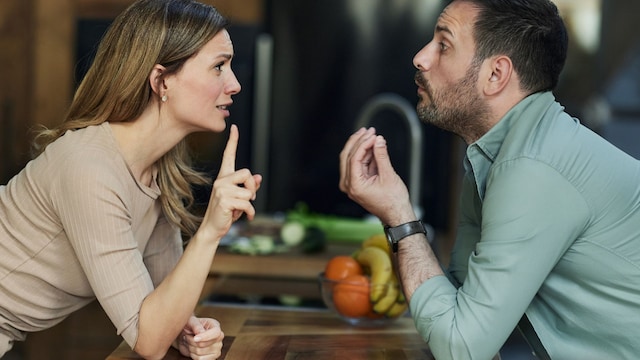 Una pareja rompiendo su relación 