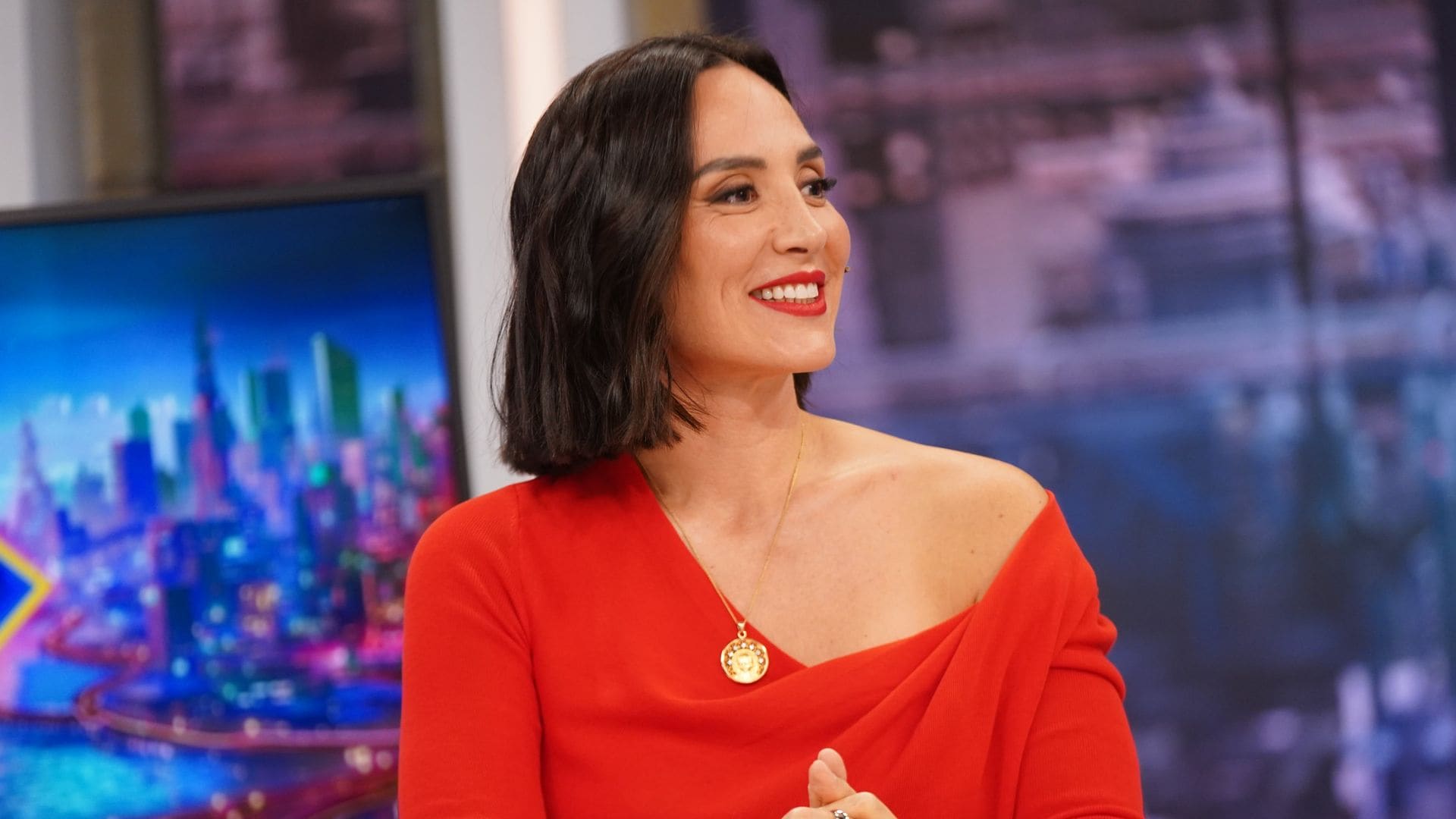Tamara Falcó impacta en 'El Hormiguero' de rojo y con un escote asimétrico que eleva su look de vaqueros rotos