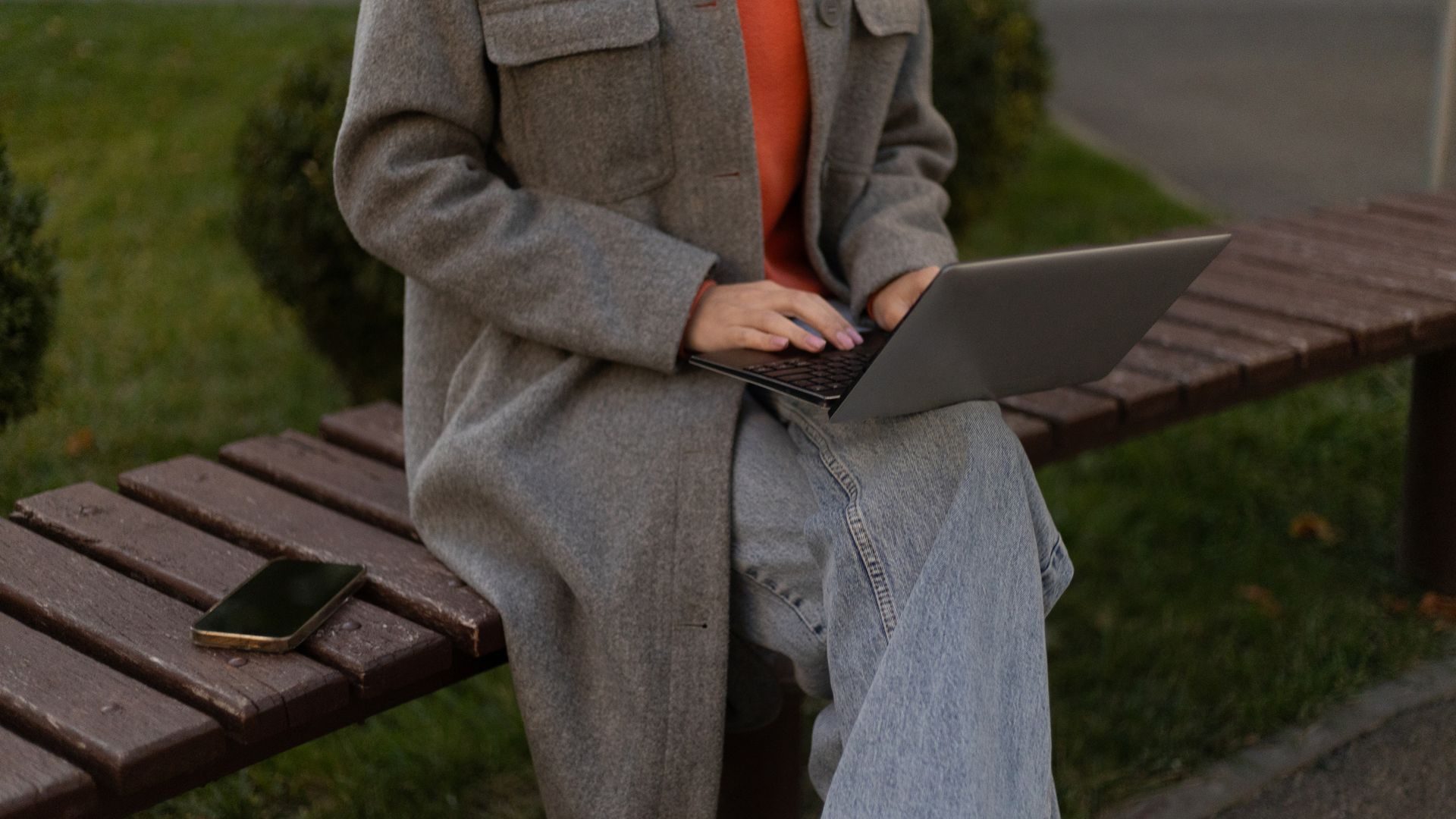Una chica usando un Ultrabook