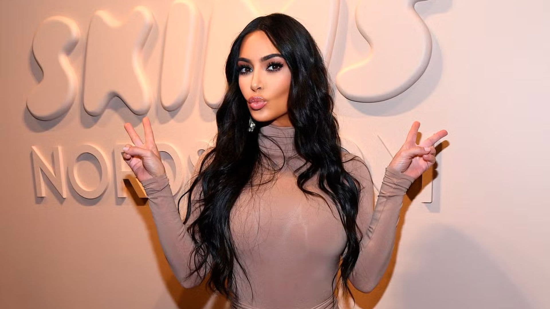 Dra. Flavia Bonina, médico estético, advierte sobre la faja facial de Kim Kardashian: "Incluso puede hacer daño si no se usa tras una cirugía"