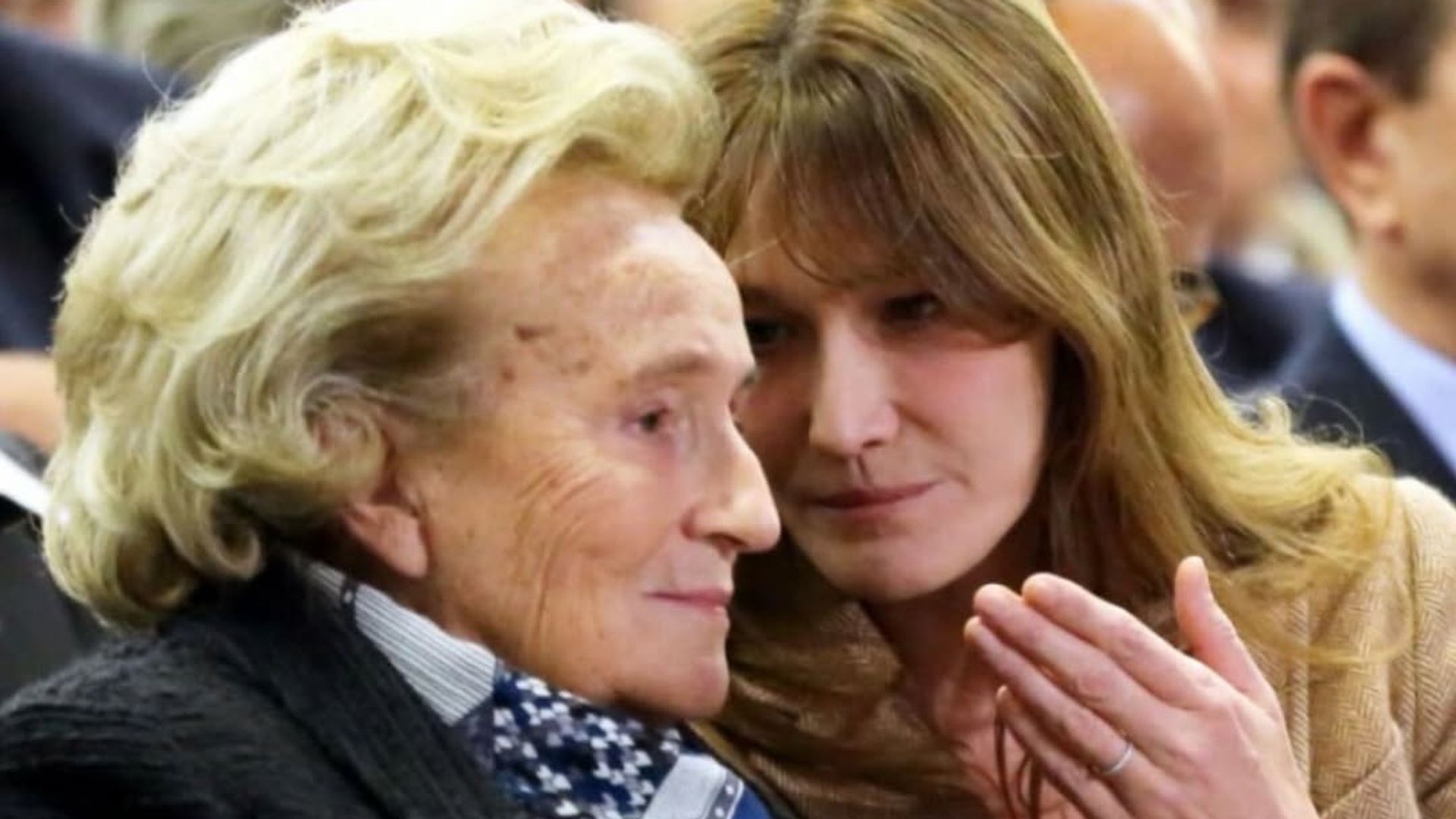 Carla Bruni se despide de Bernadette Chirac