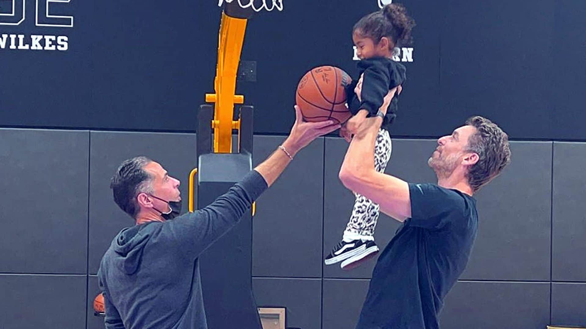 El entrañable momento de Pau Gasol con su niña y las hijas de Kobe Bryant en la cancha