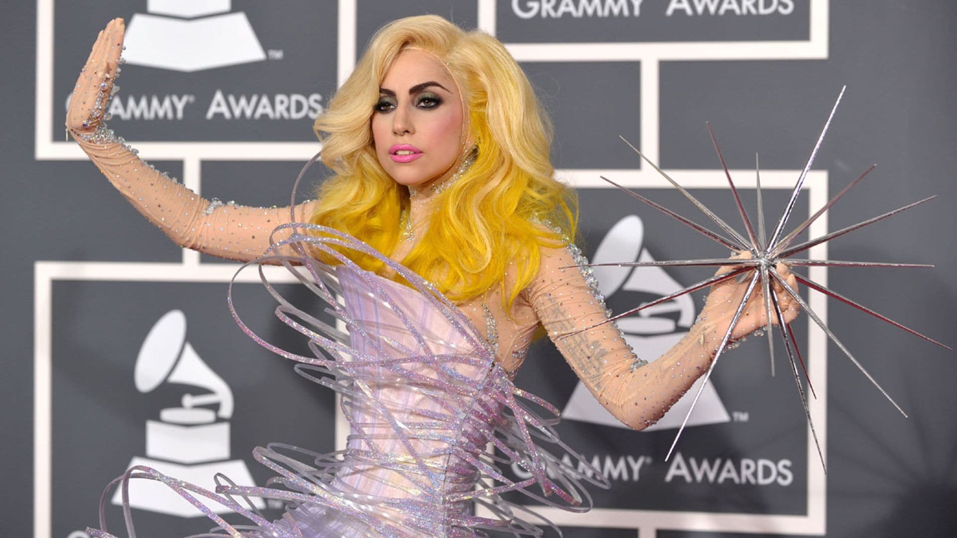 Lady Gaga, 'Jlo', Rihanna... Recordamos los looks más memorables de los Grammys