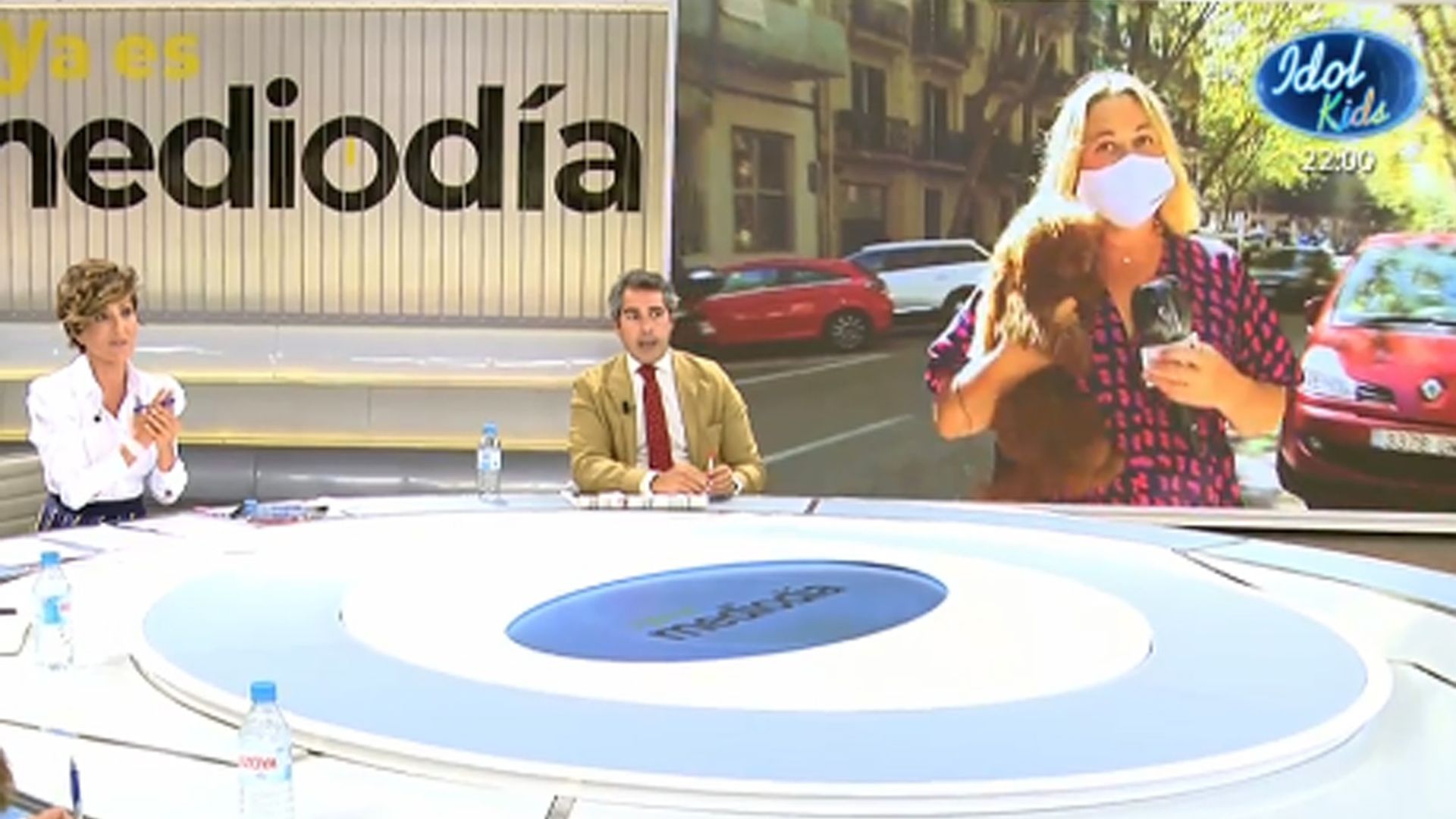 El directo más surrealista de Mayka Navarro... ¡presencia una detención y casi pierde a su perro!