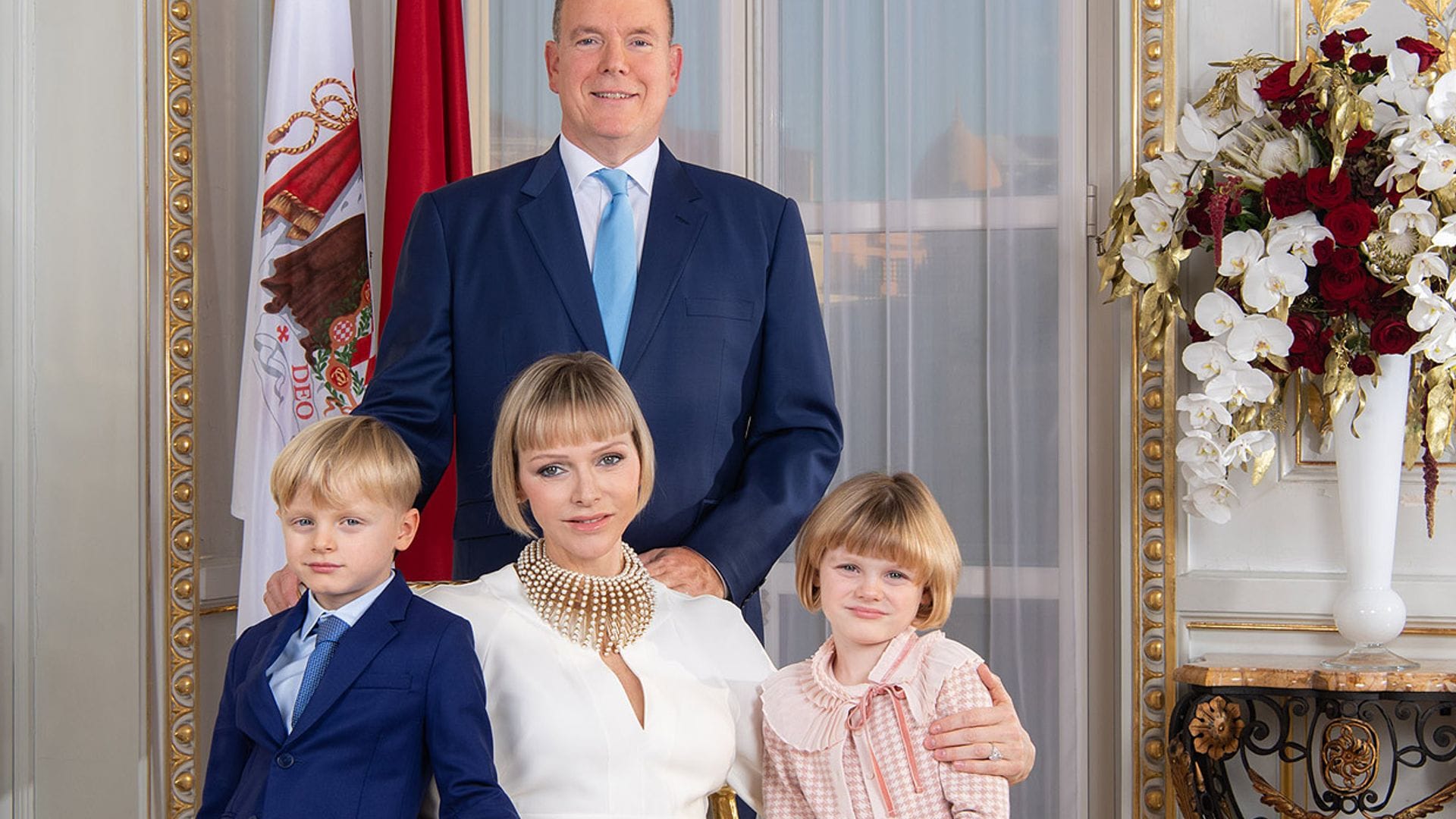 Jacques y Gabriella de Mónaco, dos principitos muy formales en la nuevas fotos oficiales con sus padres