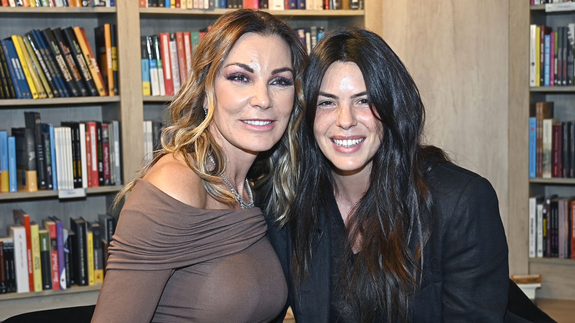 Mar Flores con su sobrina Laura Matamoros en la presentación de su libro, Mar en Calma, en Madrid el 24 de septiembre de 2025