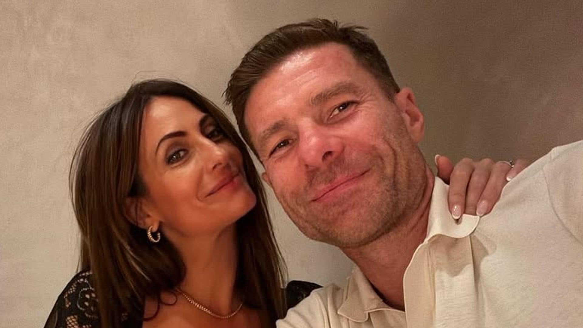 Xabi Alonso y Nagore Aranburu, como dos enamorados por las calles de Madrid 'pillados' por su hijo adolescente