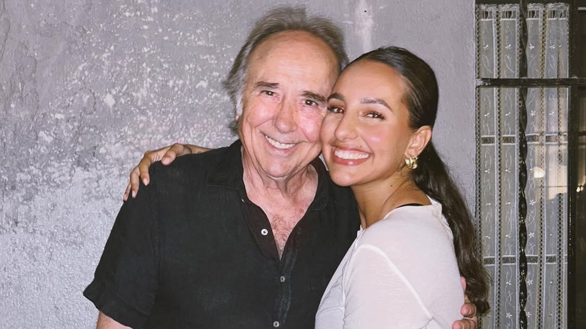 "Toda la vida yendo a ver a mi abuelo subirse a un escenario y ahora me viene a ver él a mi", escribió Luna junto a esta foto