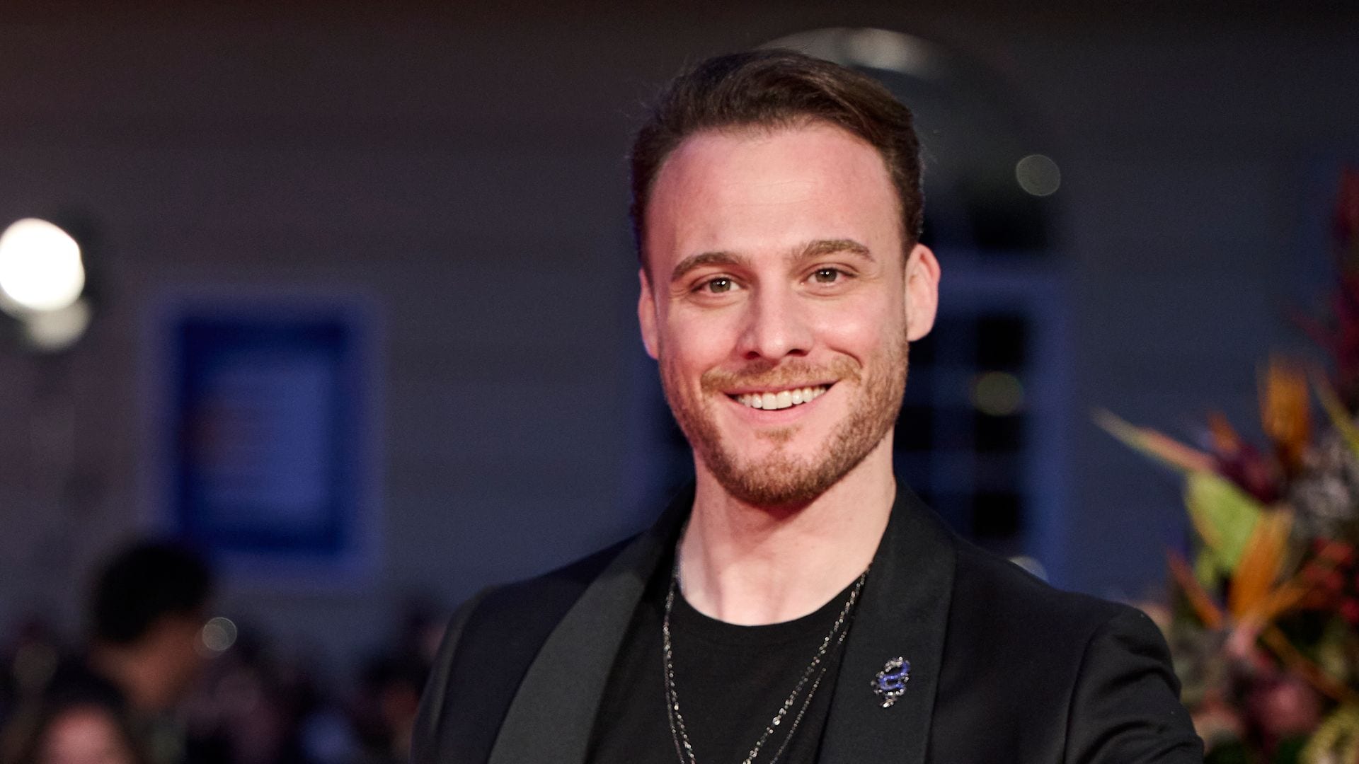 Kerem Bürsin empieza 2026 presentando a su nuevo amor: así es la influencer que le ha robado el corazón