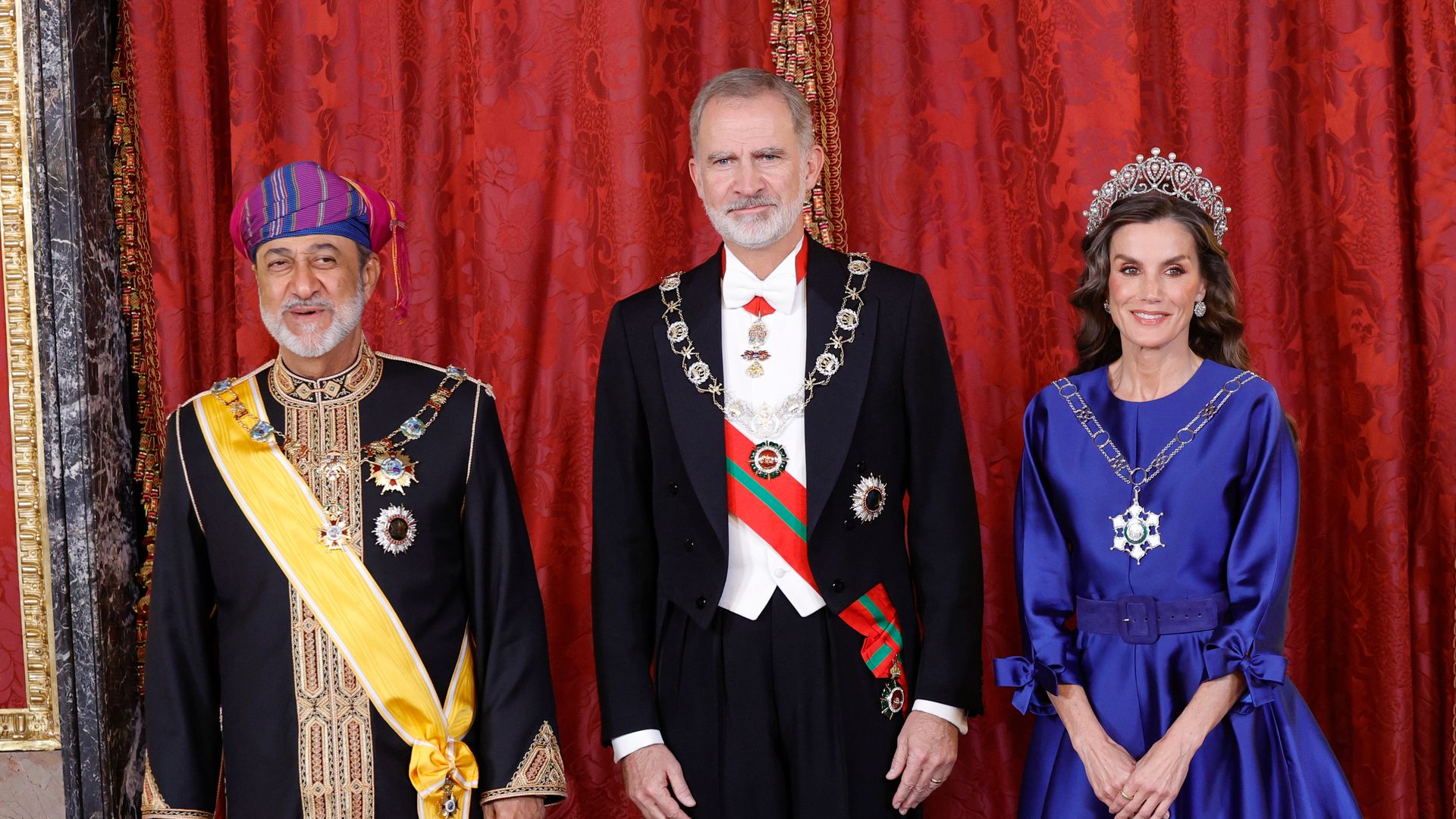 La cena de gala de los Reyes al Sultán de Omán en la que Letizia deslumbra con tiara y el Palacio Real recupera su esplendor