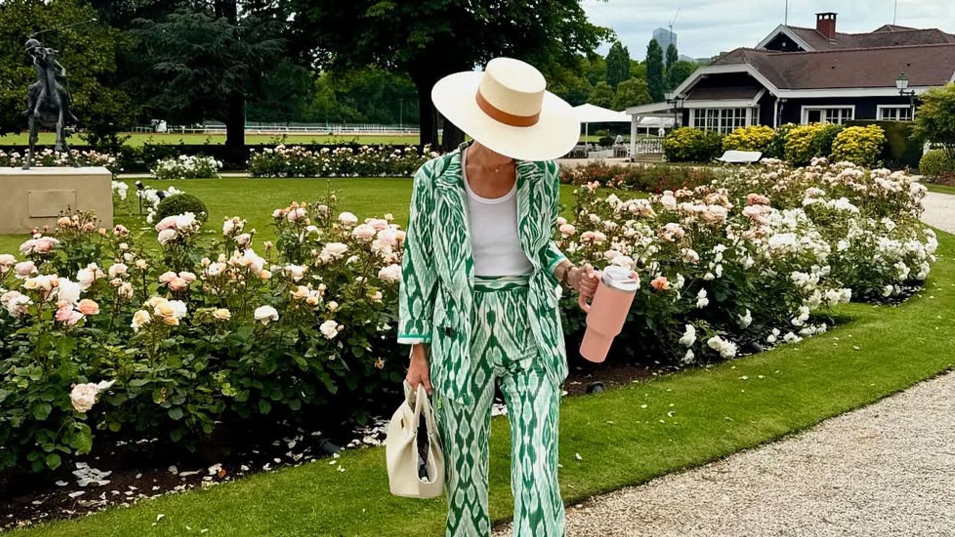 Traje con estampado étnico y sombrero de rafia: el look de Inés de Cominges es perfecto si veraneas en el norte