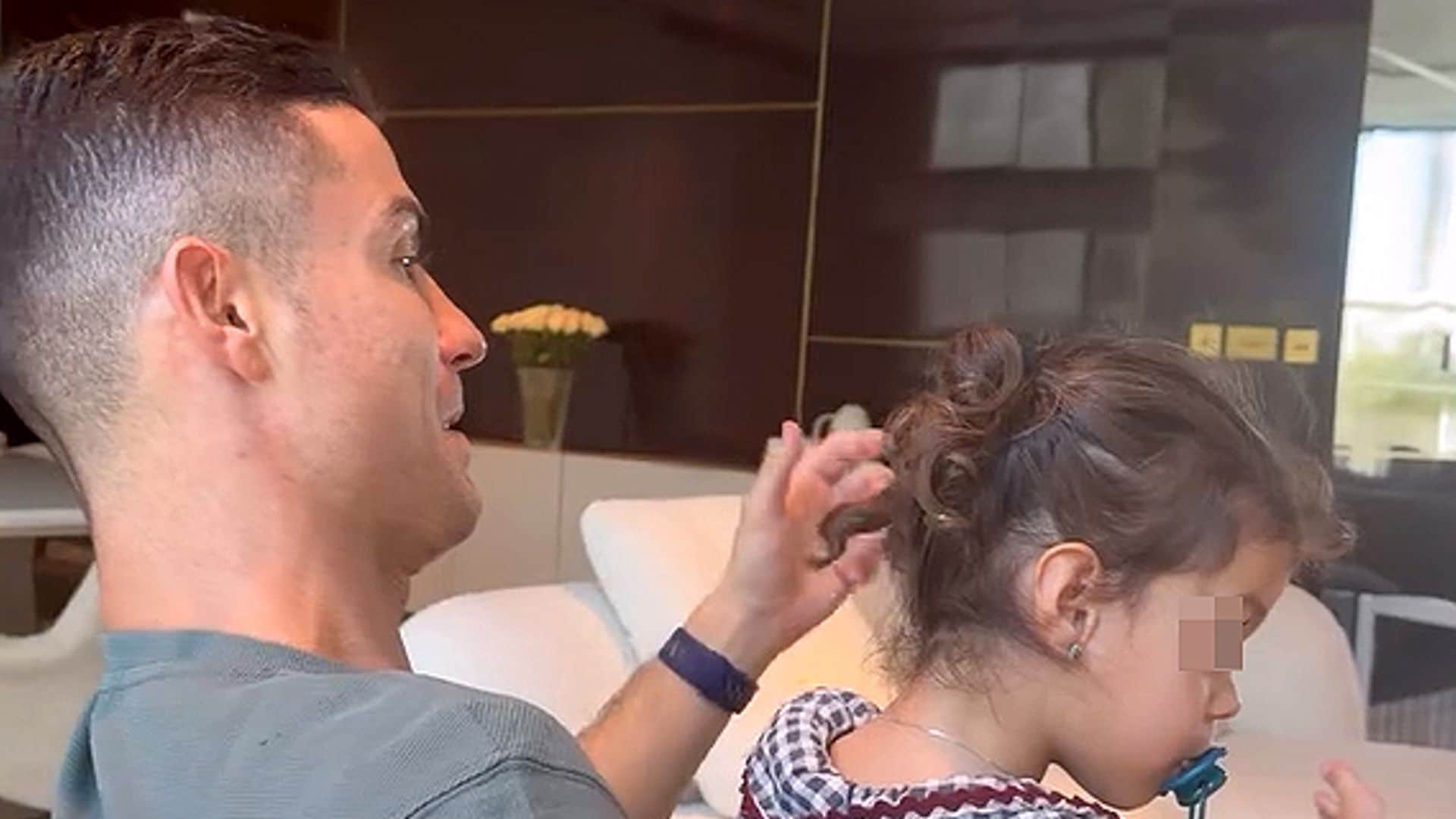 El adorable vídeo de Cristiano Ronaldo haciendo de peluquero para su hija que revela cómo es como padre