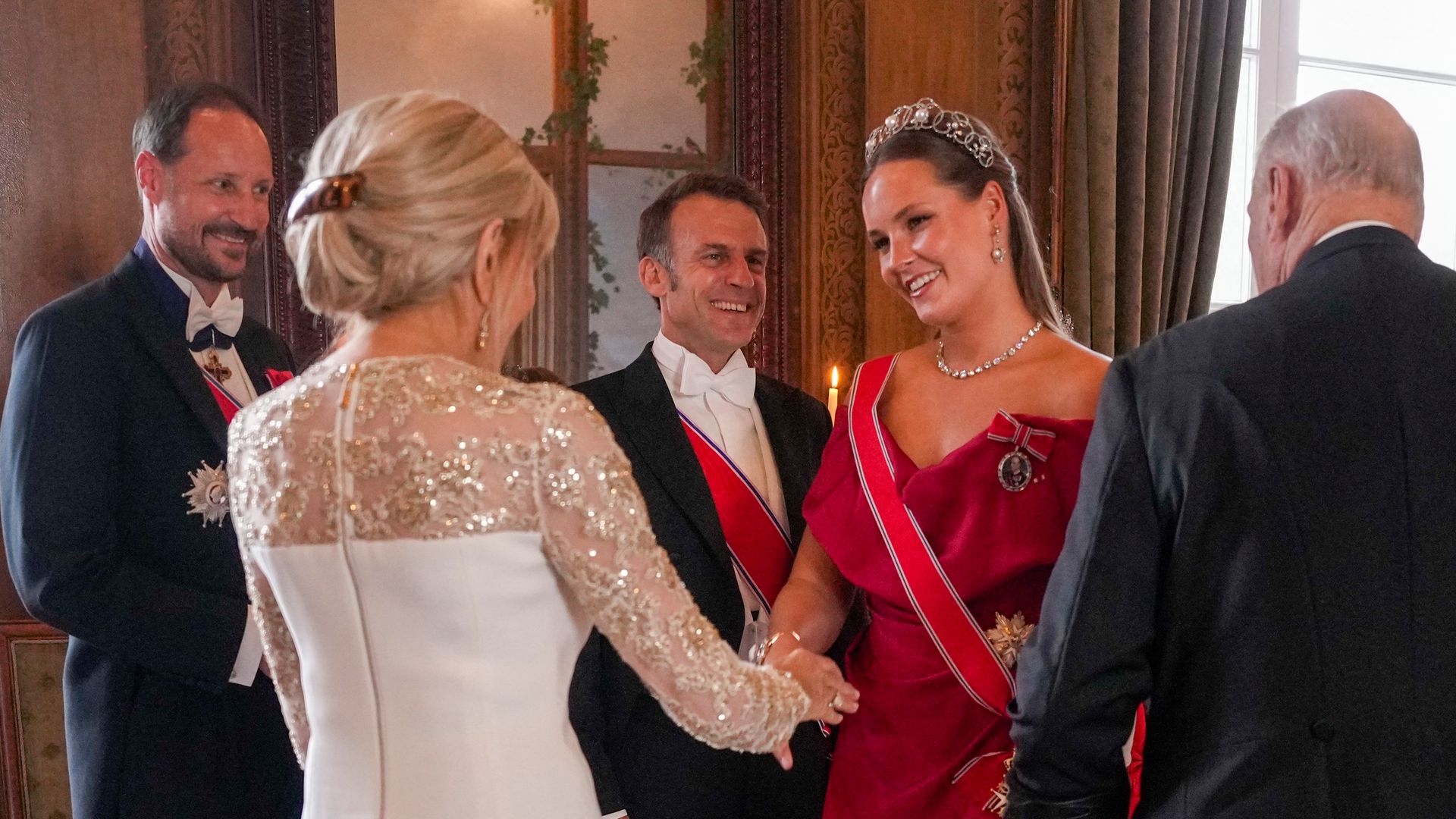 Ingrid de Noruega impacta con los Macron: tiara llena de significado y vestido con el que reivindica la sostenibilidad