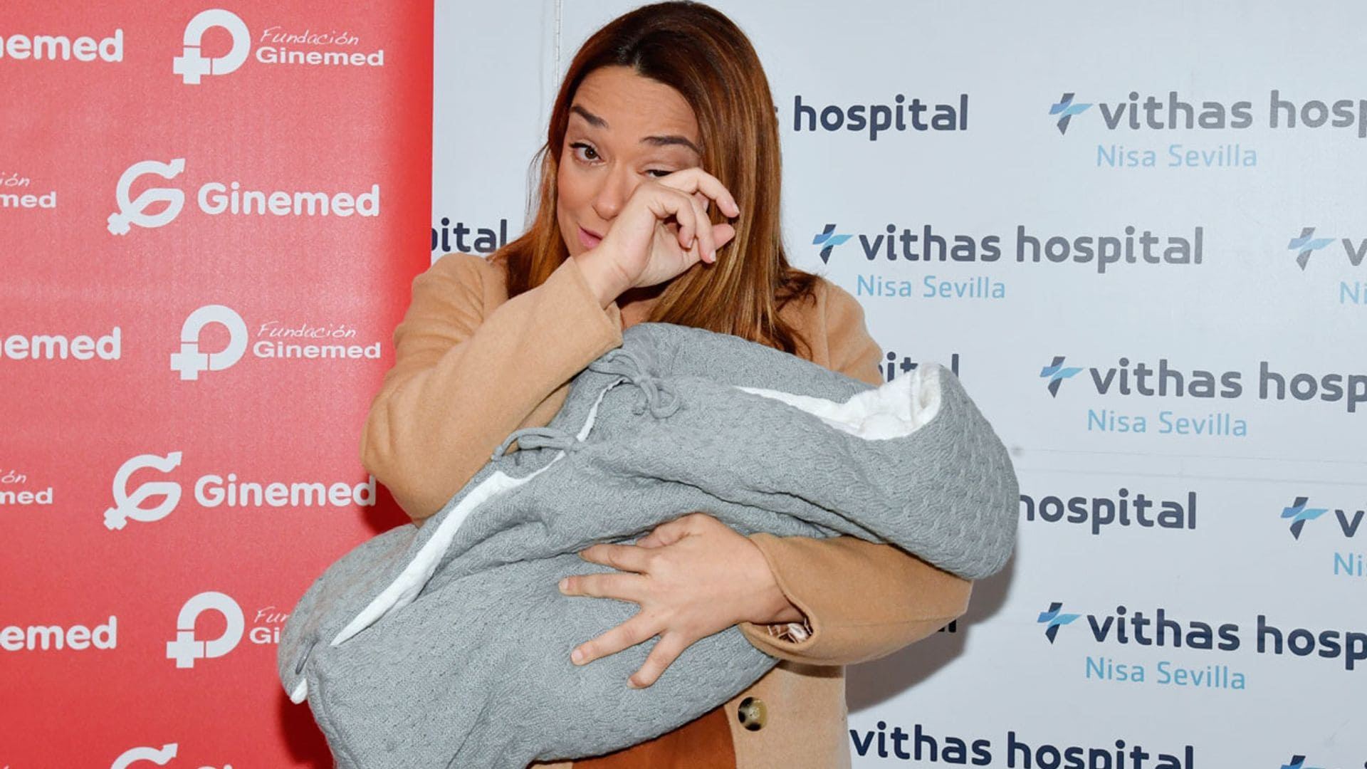 'Estoy superemocionada', las lágrimas de Toñi Moreno junto a su hija Lola al salir del hospital