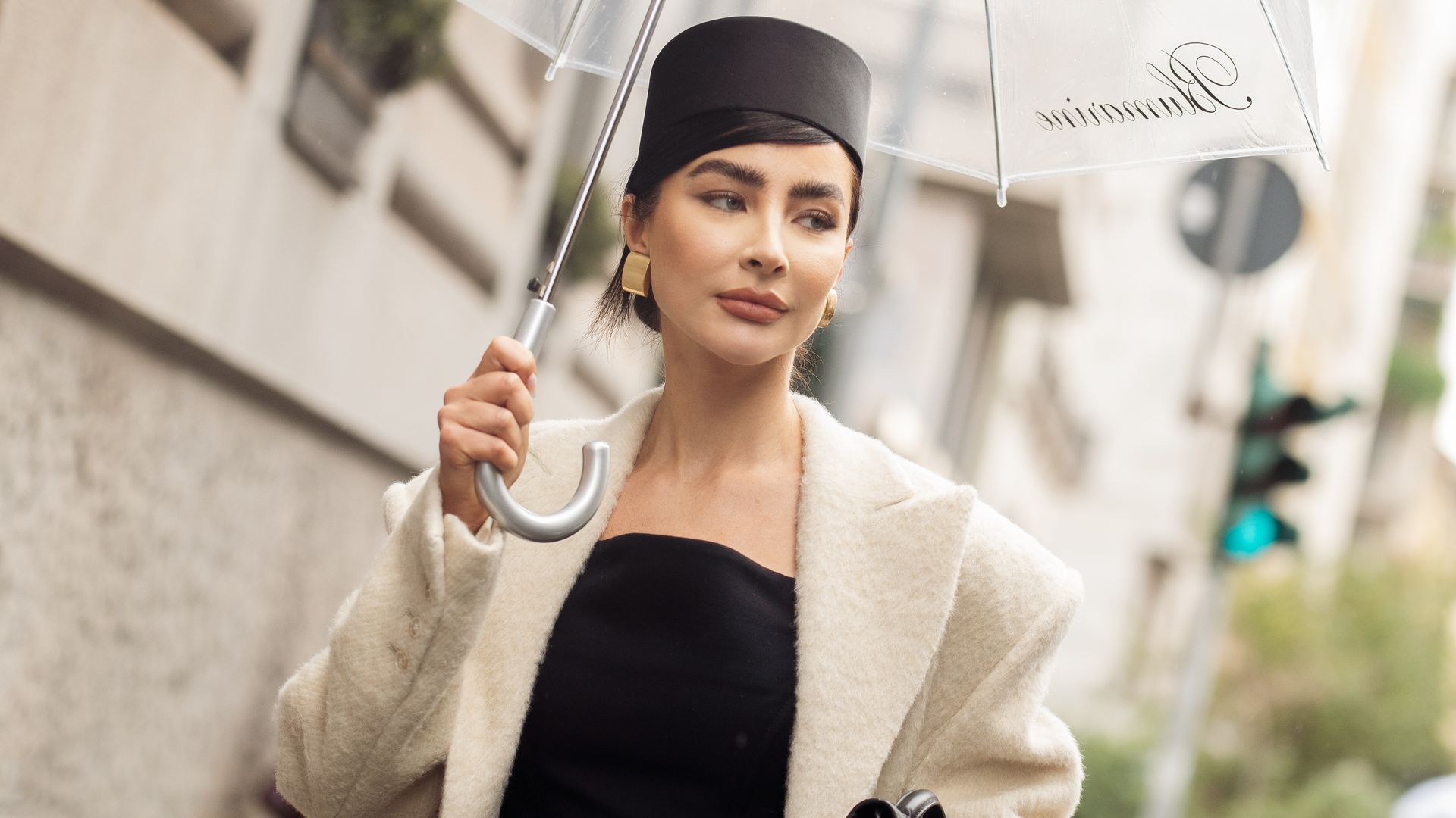 Look de invitada con lluvia