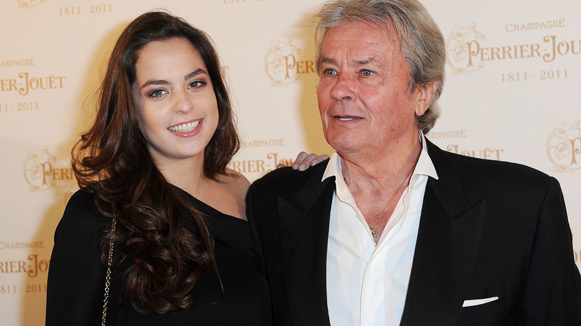 La exasistente de Alain Delon se suma a la guerra: demanda a los hijos del actor por intento de homicidio