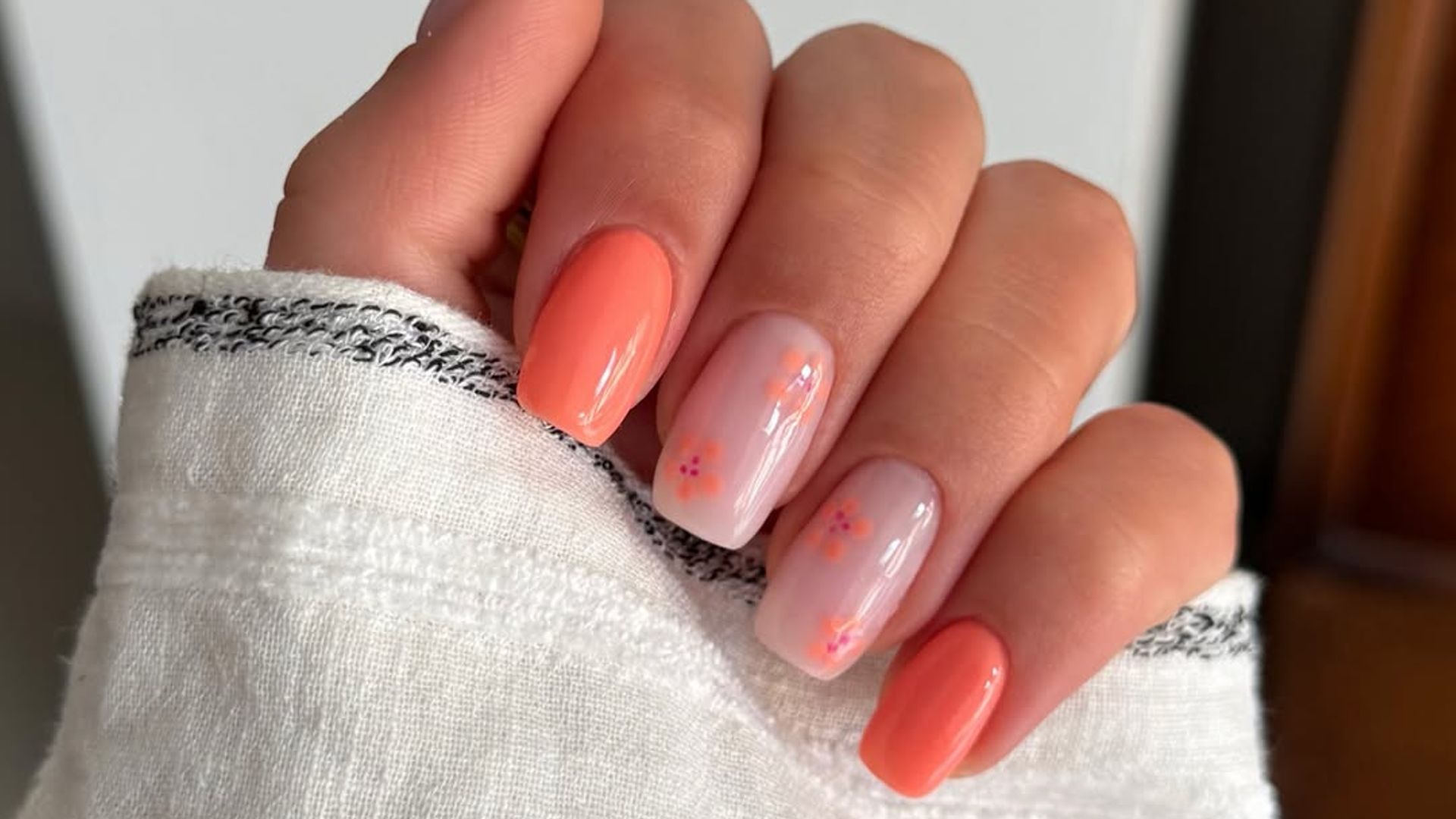 Ni naranja ni nude: el color de uñas que más potencia el bronceado se llama peach milky y también estiliza las manos