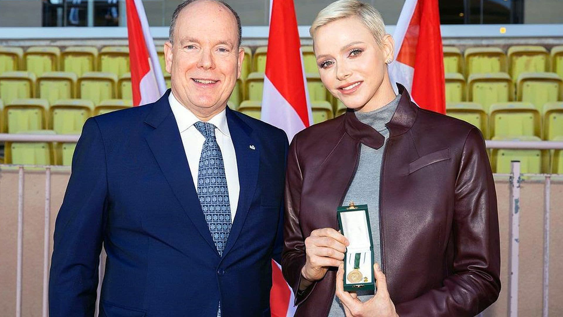 Charlene de Mónaco recibe un premio por su etapa deportiva ¡de manos del príncipe Alberto!