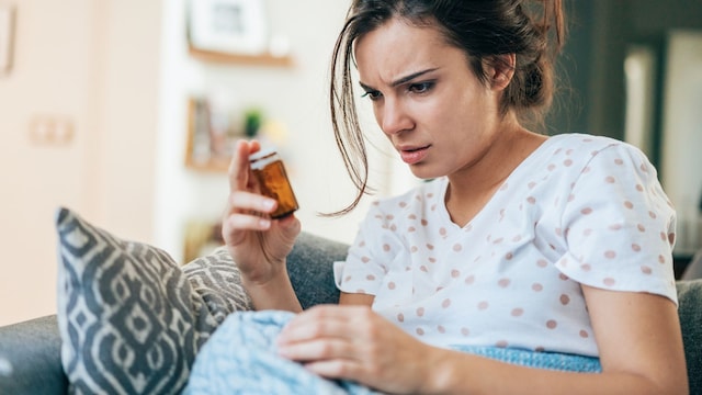 Mujer tomándose su medicación 