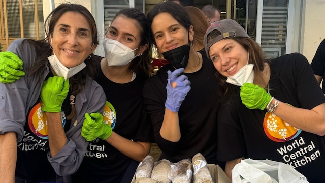 Plano medio de Paz Padilla con Rosalía, su hija y Ana Matamoros en Valencia como voluntarias