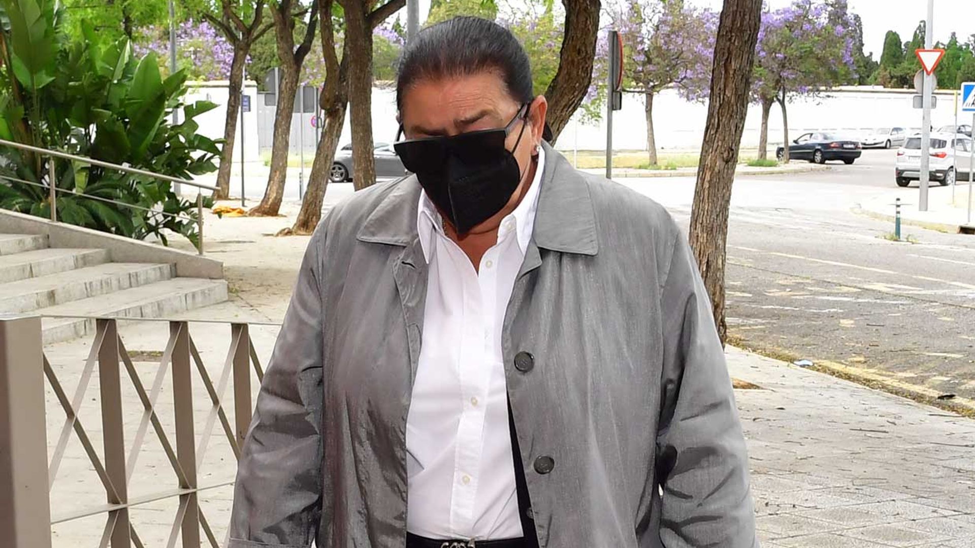 María del Monte, muy afectada en la despedida de su hermano muerto por COVID