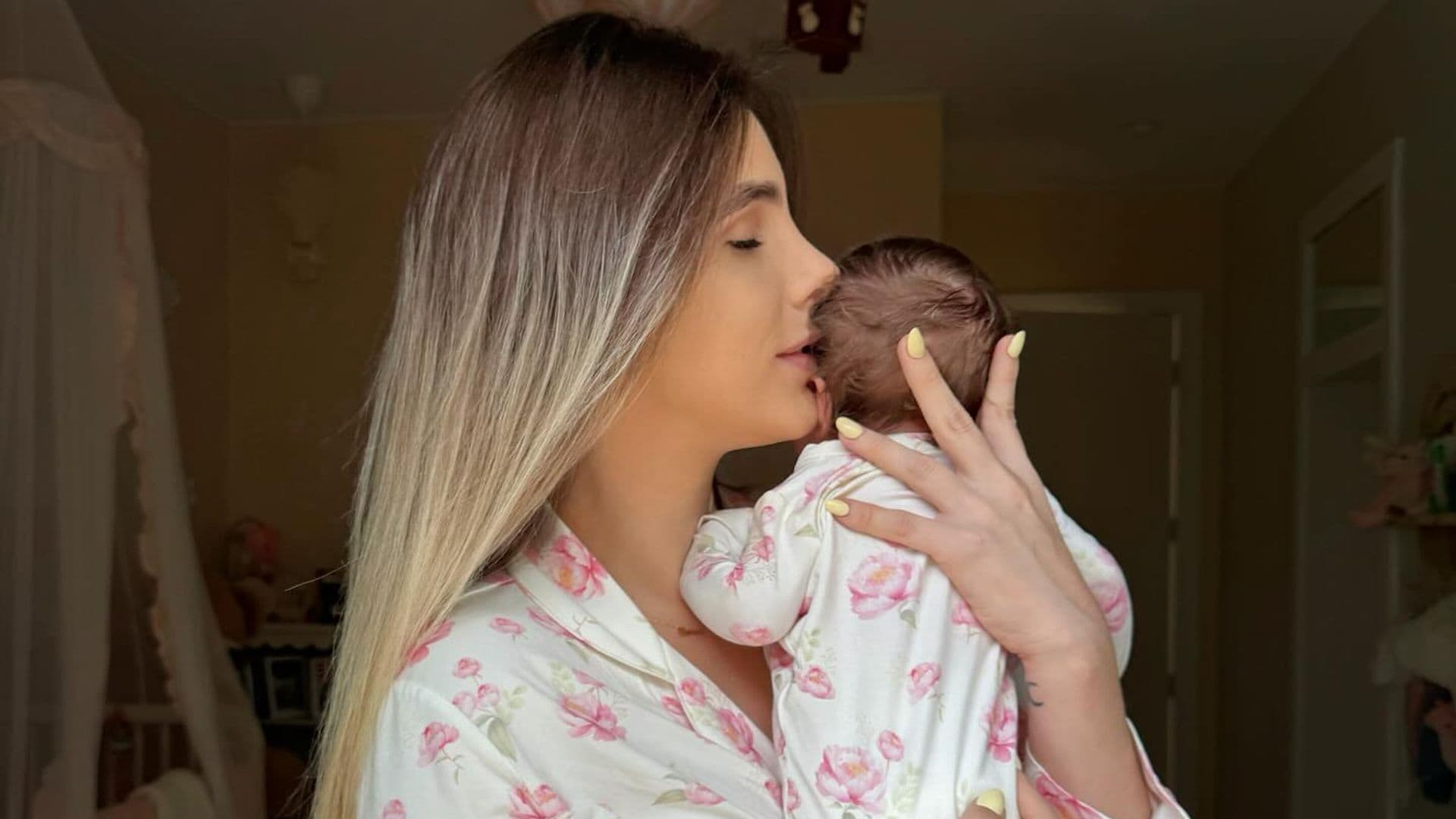 Lele Pons celebró el primer mes de vida de su hija Eloísa compartiendo tiernas fotos de ambas.